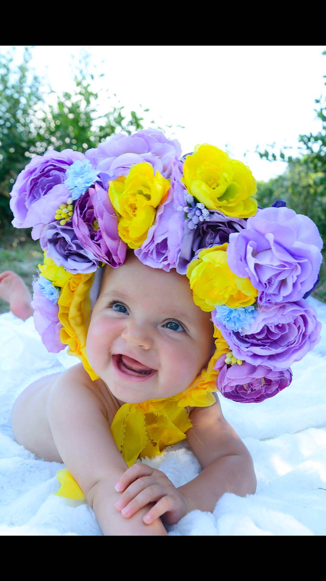 Cordélia participe au concours pour gagner de l'argent avec cette photo : cut_flowers, floral_design, floristry, flower, flower_arranging, flower_bouquet, flowering_plant, hair_accessory, headgear, headpiece, headwear, joy, lavender, party_hat, person, petal, plant, purple, rose, rose_family