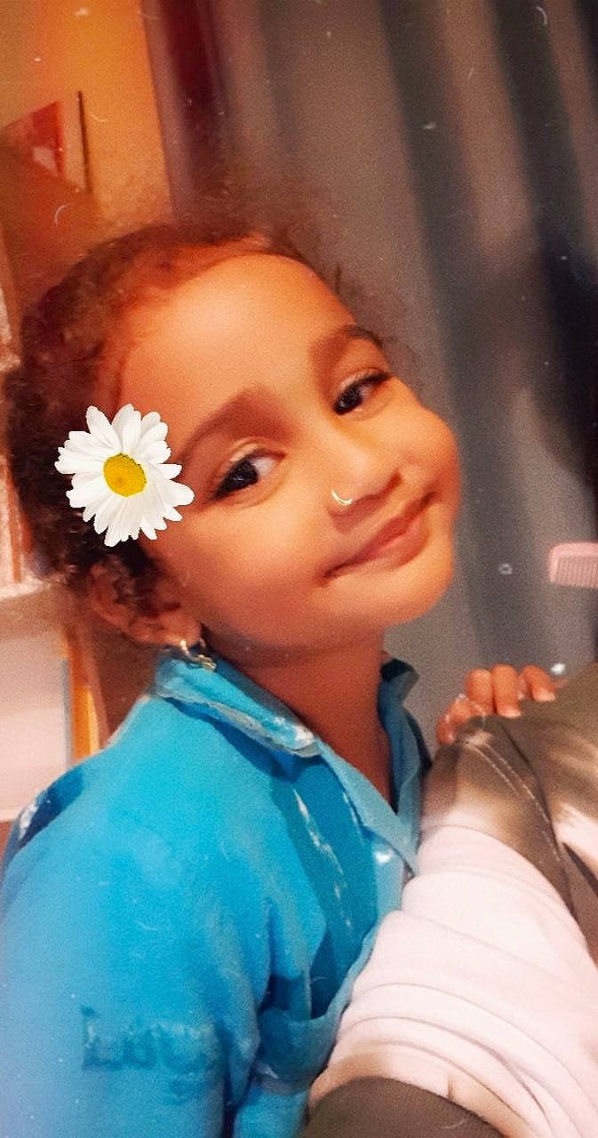 Lya participe au concours pour gagner de l'argent avec cette photo : cheek, chin, cool, eye, eyebrow, eyelash, facial_expression, flash_photography, flower, forehead, gesture, happy, iris, joy, lip, mouth, neck, nose, person, petal