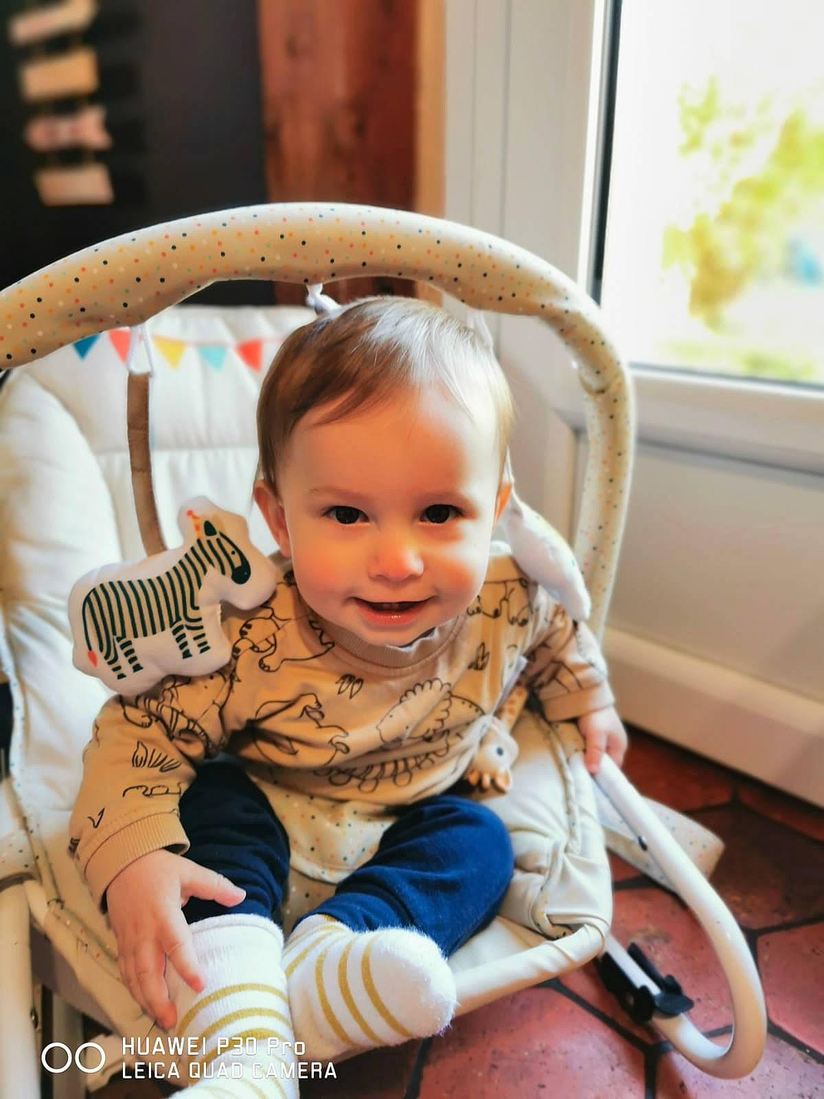 Gabriele participe au concours pour gagner de l'argent avec cette photo : auto_part, baby, baby_carriage, baby_products, baby_toddler_clothing, chair, cheek, child, comfort, fashion_accessory, fun, happy, iris, joy, leisure, person, sitting, smile, toddler, window