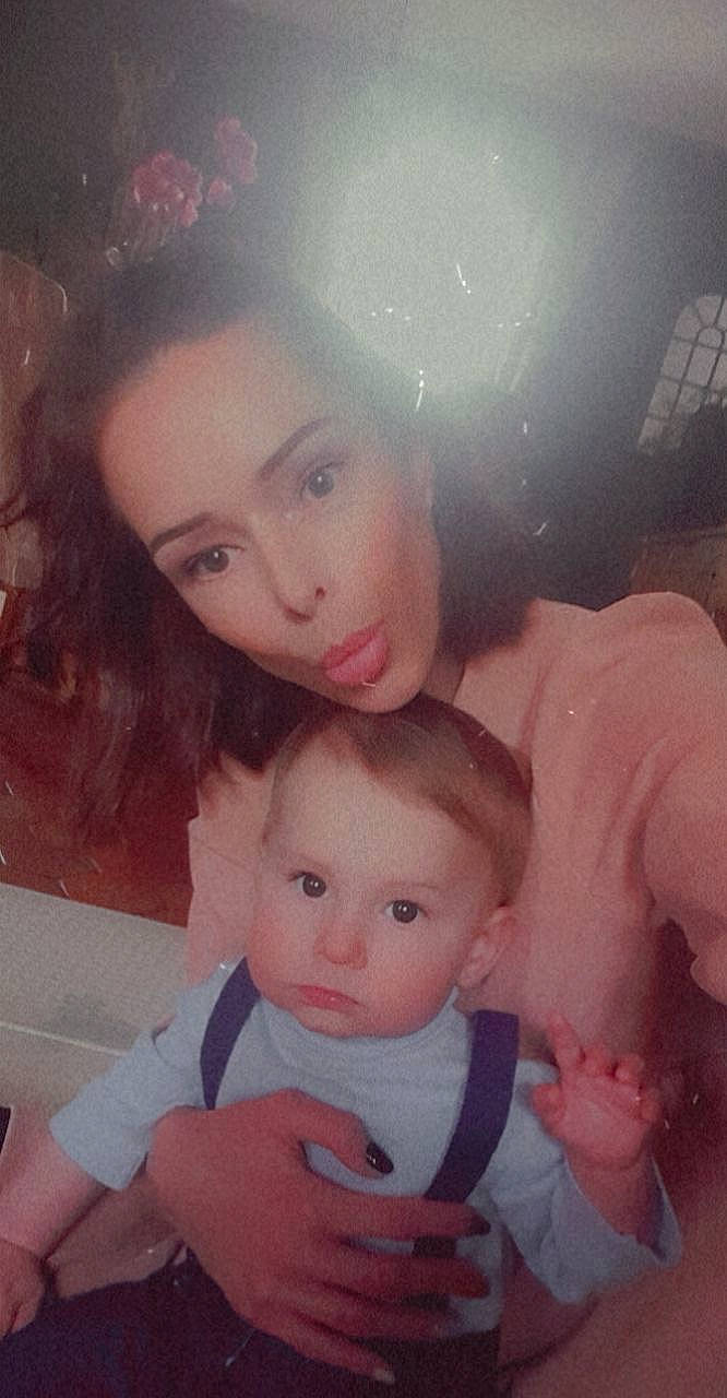 Gabriele participe au concours pour gagner de l'argent avec cette photo : cheek, chin, cloud, eyebrow, eyelash, facial_expression, forehead, gesture, hair, hairstyle, happy, human, interaction, iris, lip, mouth, nose, organ, person, pink