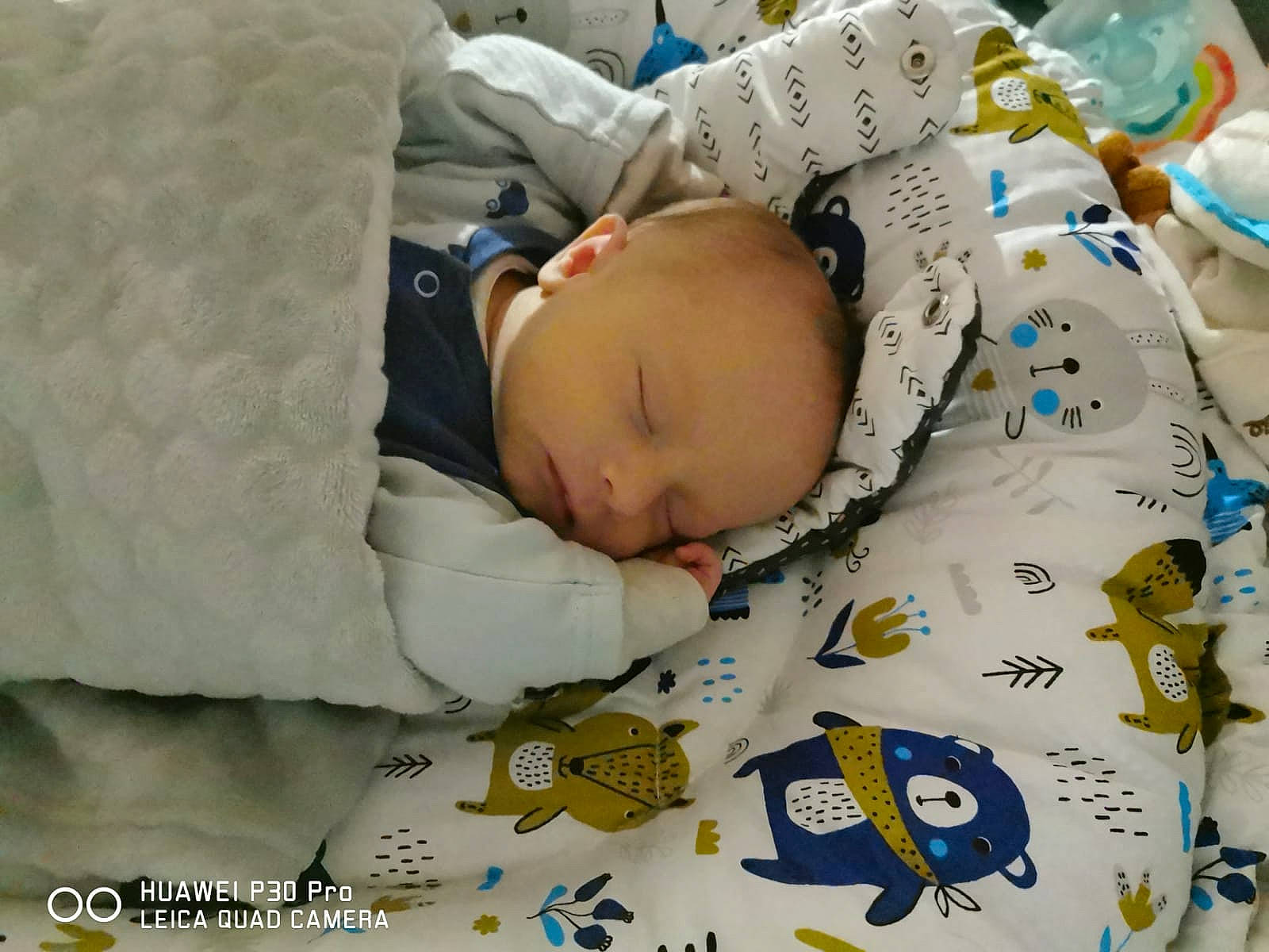 Gabriele participe au concours pour gagner de l'argent avec cette photo : baby, baby_products, baby_safety, baby_sleeping, baby_toddler_clothing, bedding, bedtime, blanket, child, childbirth, comfort, health_care, hospital, linens, medical, nap, pattern, person, room, sleep