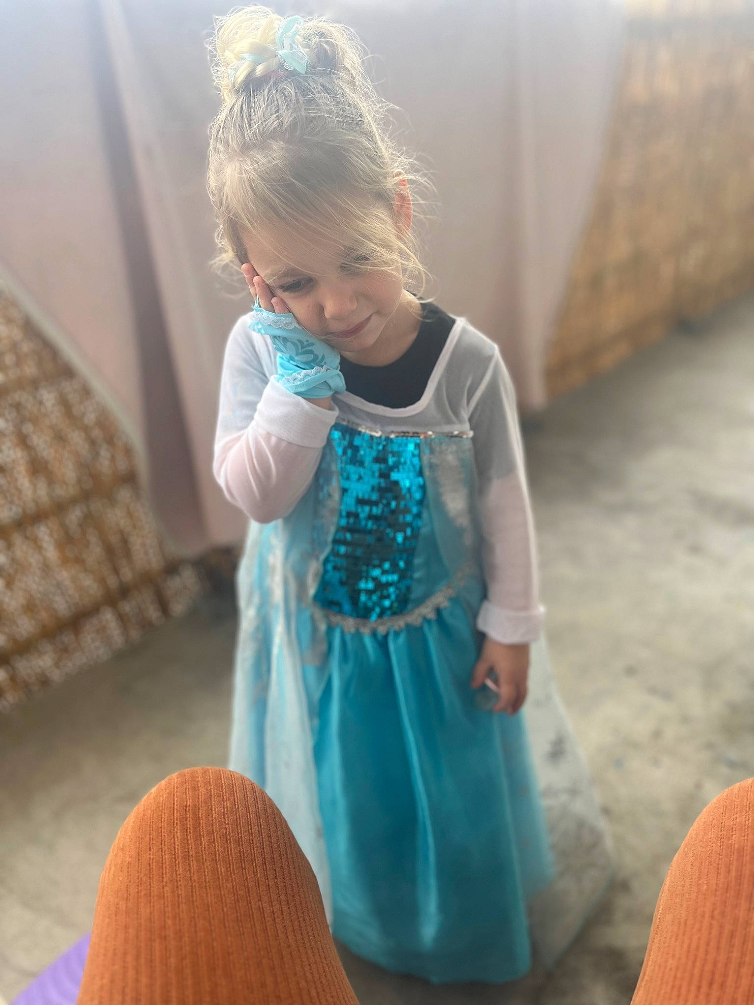 Lana participe au concours pour gagner de l'argent avec cette photo : azure, baby_toddler_clothing, blond, child, day_dress, dress, electric_blue, fun, hair, hand, happy, human_body, human_leg, leg, pattern, person, shoulder, sleeve, toddler, window