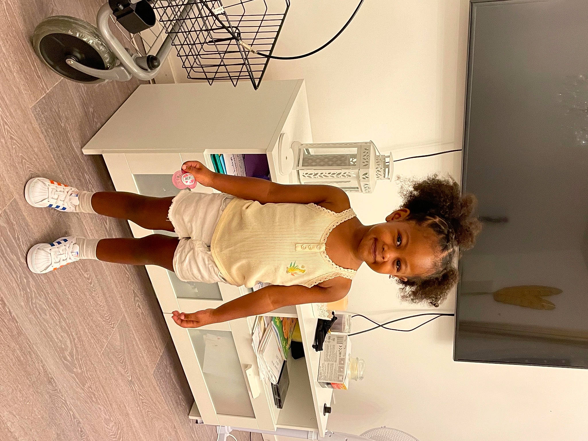 Mïa a rejoint le concours — aidez-le/la à gagner de superbes lots ! basketball_hoop, ceiling, comfort, elbow, flooring, foot, fun, happy, hardwood, human_leg, joy, knee, person, plaster, room, t_shirt, thigh, toddler, visual_arts, white