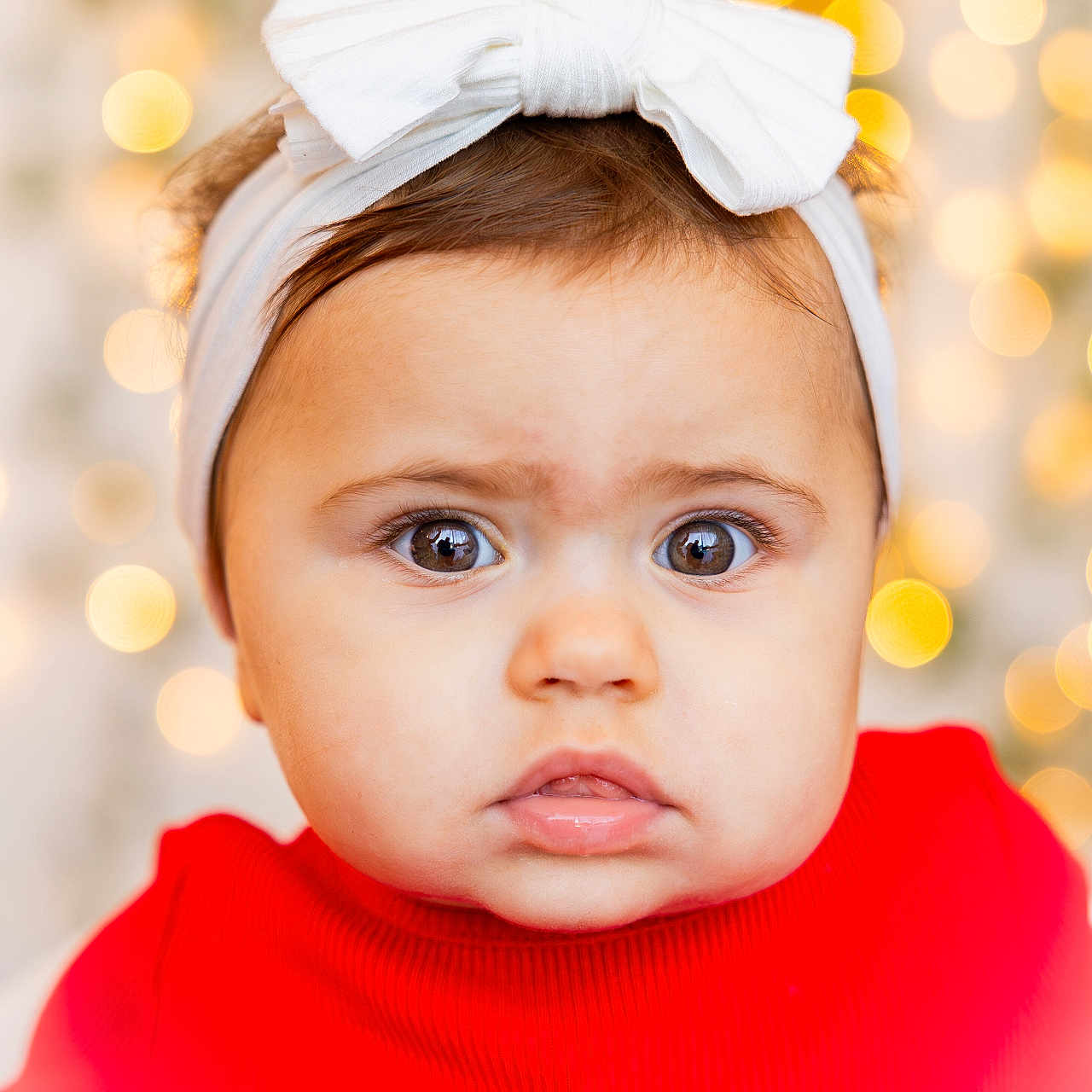 Lya a rejoint le concours — aidez-le/la à gagner de superbes lots ! accessories, baby, bandana, bodypart, clothing, face, finger, frown, hand, happy, head, headband, knitwear, person, photography, portrait, sad, smile, sweater, sweatshirt