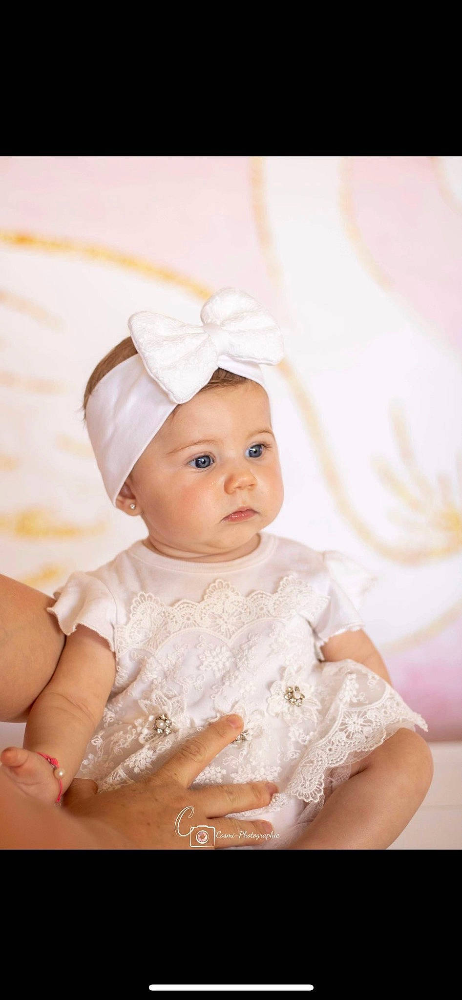 Aïvy a rejoint le concours — aidez-le/la à gagner de superbes lots ! baby, baby_toddler_clothing, cheek, child, embellishment, event, eye, fashion_accessory, flash_photography, fun, hair_accessory, happy, headband, headgear, headpiece, headwear, iris, lip, peach, person