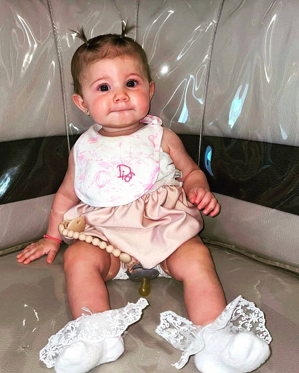 Aïvy participe au concours pour gagner de l'argent avec cette photo : arm, baby, baby_toddler_clothing, cheek, dress, embellishment, finger, flash_photography, hand, happy, head, human_leg, iris, mouth, pattern, person, pink, skin, sleeve, textile