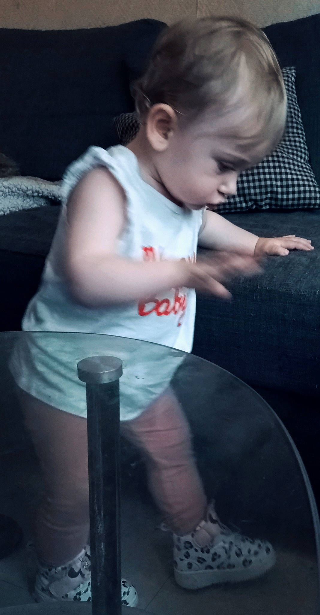 Catalya a rejoint le concours — aidez-le/la à gagner de superbes lots ! automotive_tire, baby, baby_toddler_clothing, blond, child, darkness, flash_photography, fun, hair, human_leg, leg, person, play, shorts, sitting, snapshot, standing, t_shirt, thigh, toddler