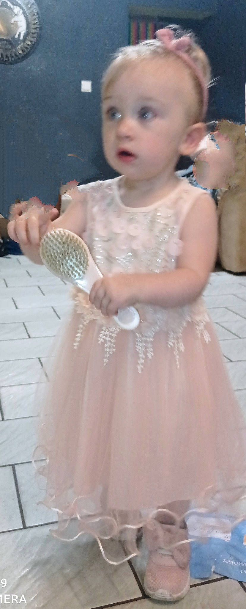 Catalya a rejoint le concours — aidez-le/la à gagner de superbes lots ! audio_equipment, baby, baby_toddler_clothing, beauty, child, day_dress, dress, event, face, facial_expression, fashion, fun, hairstyle, happy, head, microphone, person, pink, skin, surprise