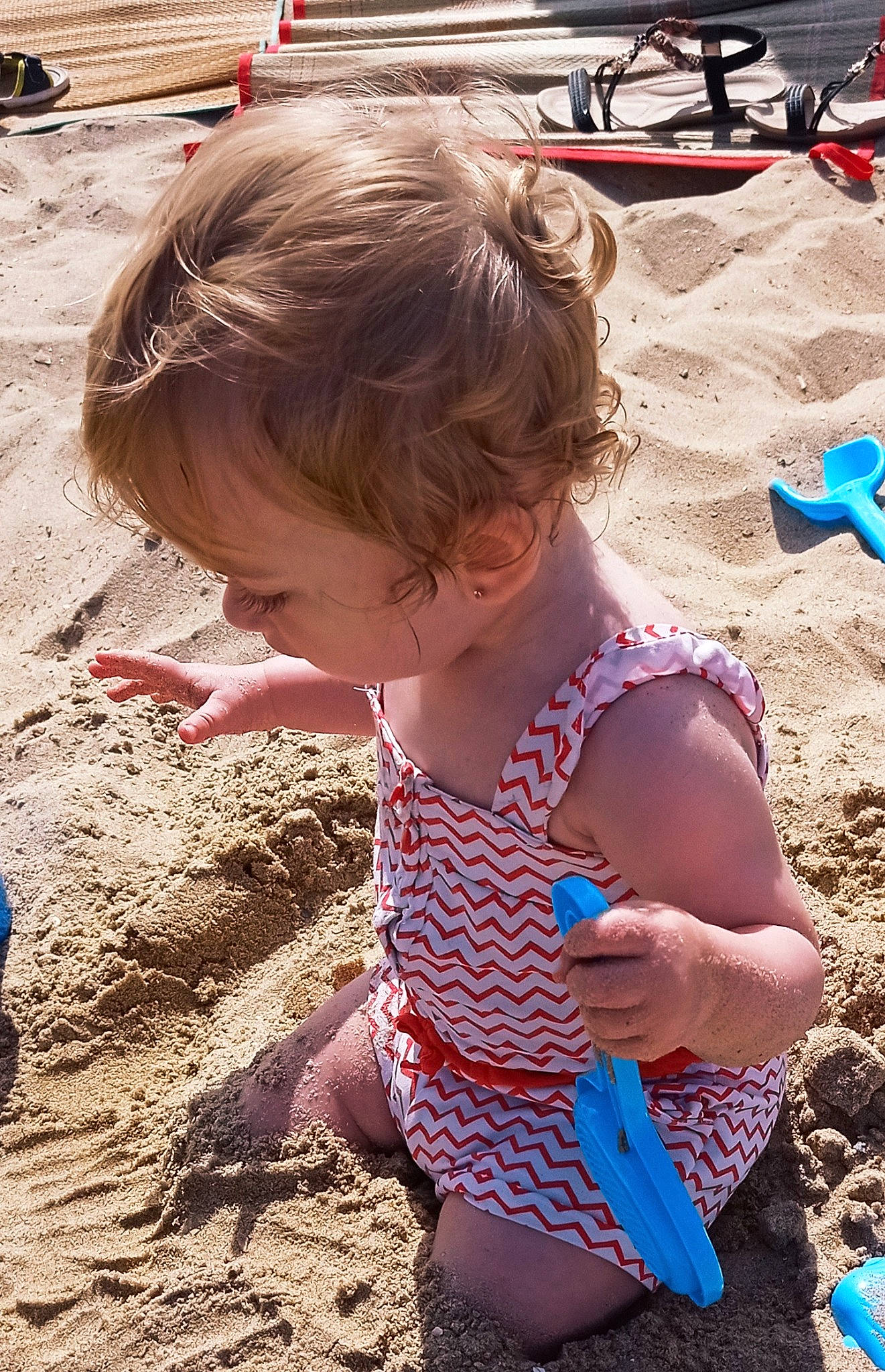 Catalya participe au concours pour gagner de l'argent avec cette photo : baby, baby_toddler_clothing, beach, blue, body_of_water, child, fun, hairstyle, human_settlement, leg, leisure, organ, people_on_beach, person, public_space, sand, sitting, skin, summer, toddler