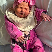 Kézia participe au concours pour gagner de l'argent avec cette photo : baby, newborn, infant, headband, pink_bow, pink_clothing, bib, onesie, sleeping, face, hands, blanket, bed, soft_light, portrait, cozy, cute, skin, puckered_face, shadow