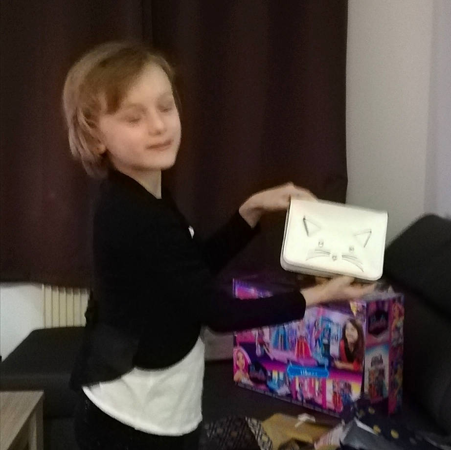 Marguerite participe au concours pour gagner de l'argent avec cette photo : arm, child, facial_expression, fun, furniture, human_body, joint, leg, organ, person, photograph, play, product, room, shoulder, sitting, smile, snapshot, t_shirt, thigh