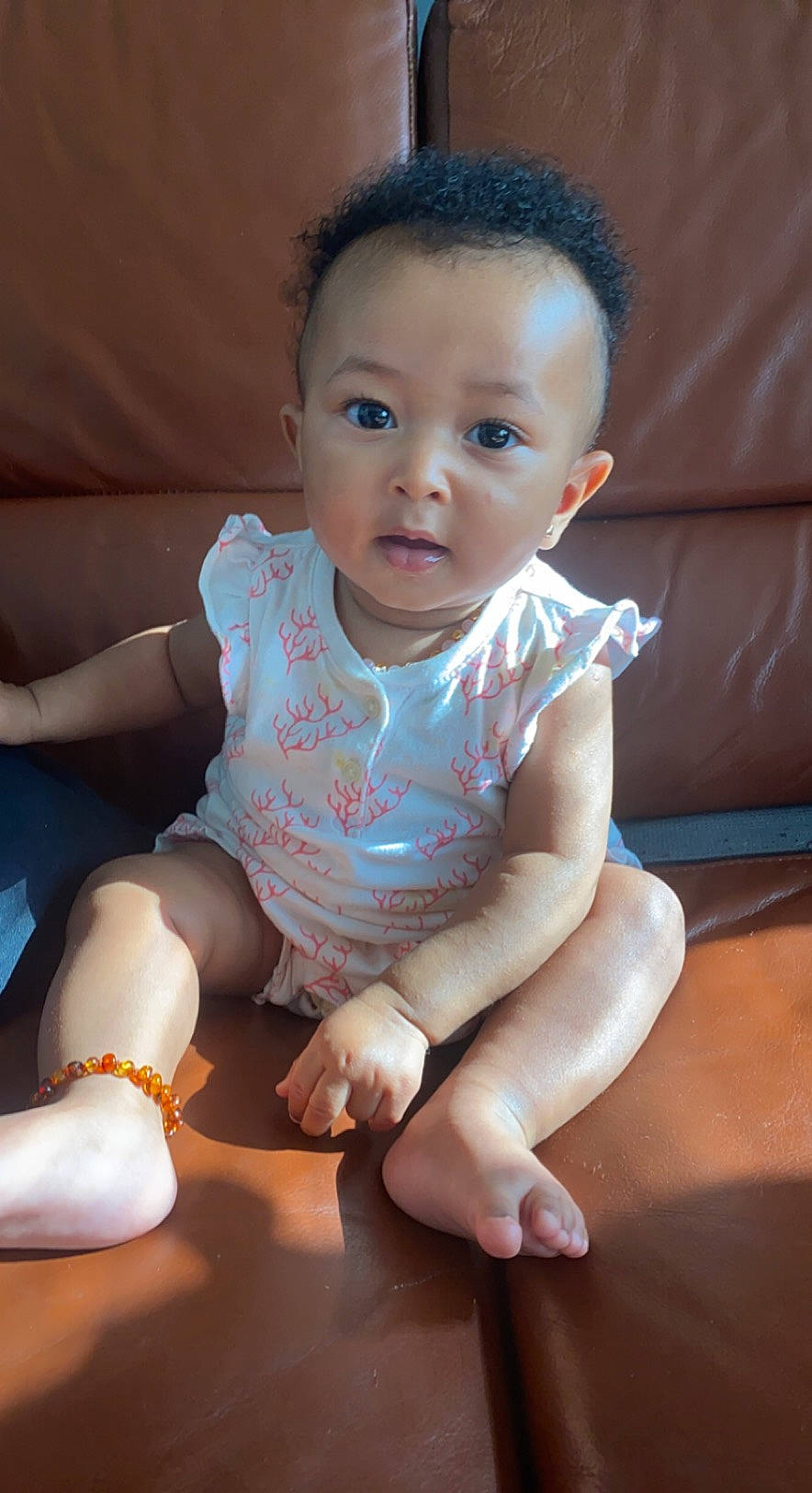 Lenaya a rejoint le concours — aidez-le/la à gagner de superbes lots ! baby, baby_toddler_clothing, cheek, finger, flash_photography, head, human, human_body, iris, joint, knee, leg, lip, mouth, muscle, neck, nose, organ, person, skin