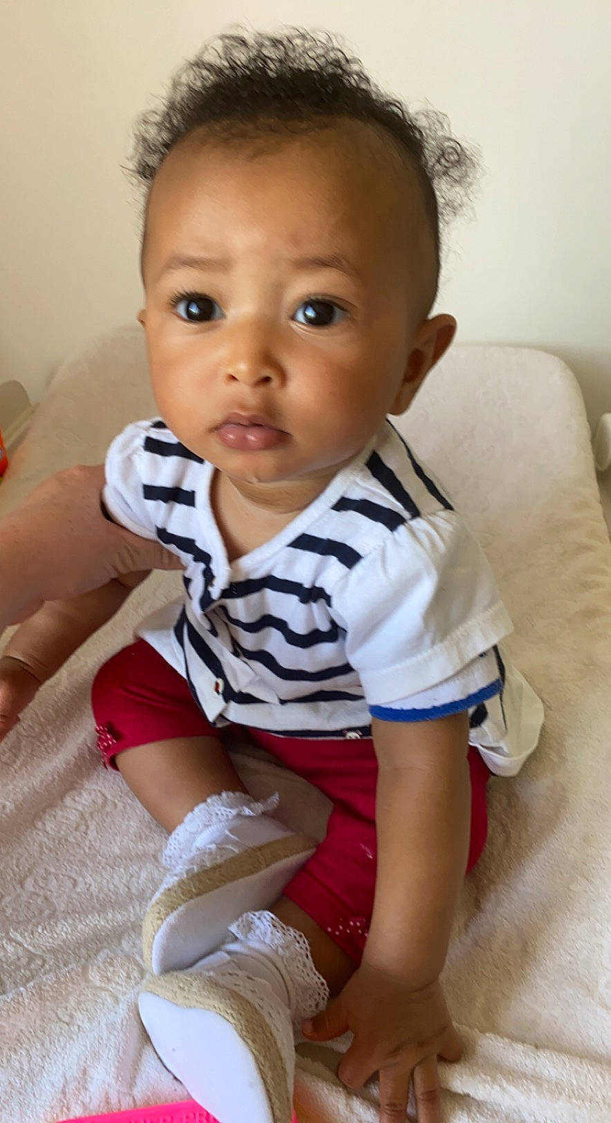 Lenaya a rejoint le concours — aidez-le/la à gagner de superbes lots ! baby, baby_toddler_clothing, cheek, eye, face, finger, hand, happy, head, human_body, iris, joint, leg, lip, neck, person, shoulder, skin, sleeve, toddler