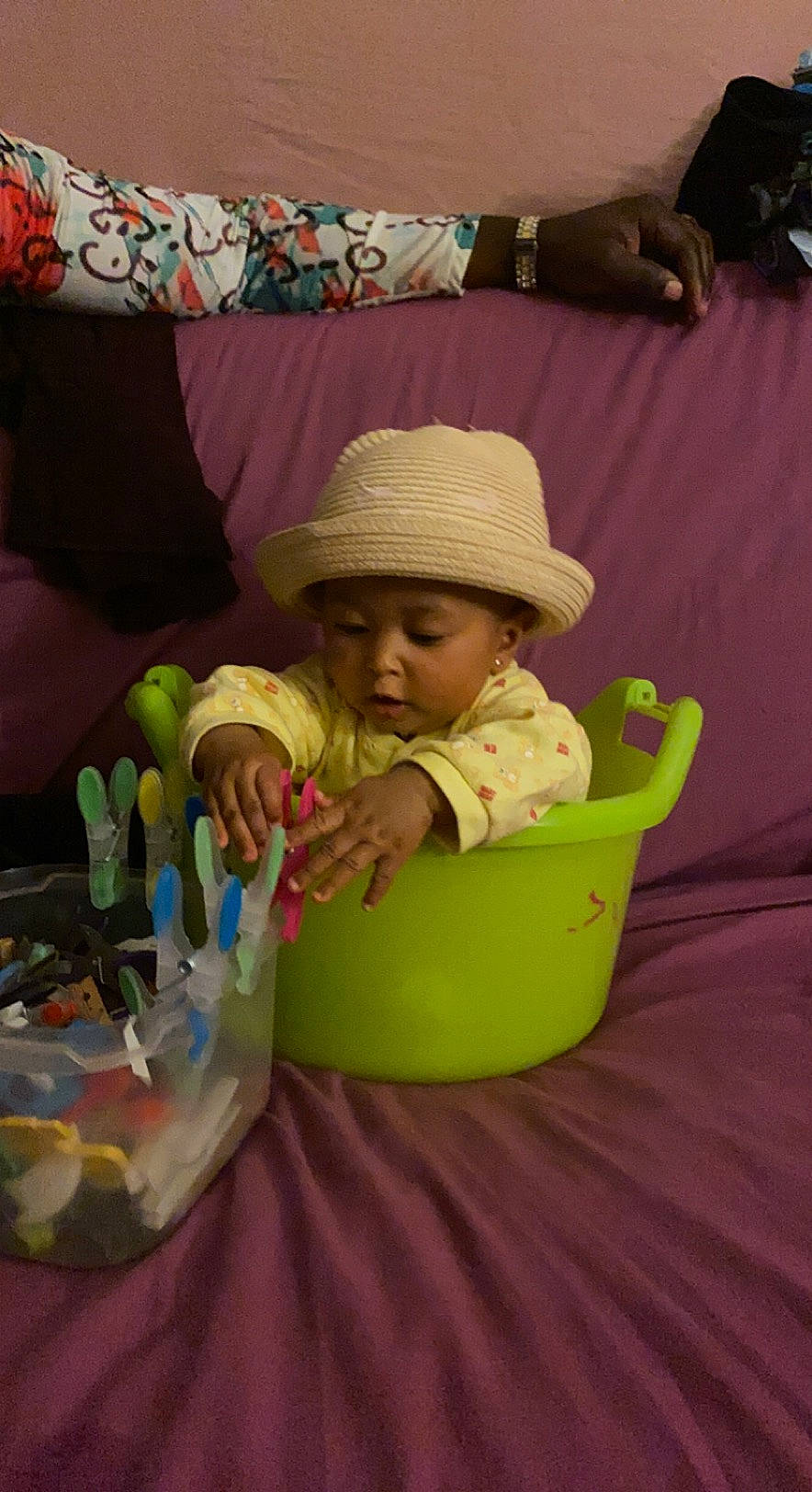 Lenaya a rejoint le concours — aidez-le/la à gagner de superbes lots ! baby, baby_products, baby_safety, baby_toddler_clothing, basket, child, comfort, fun, grass, hat, head, headwear, leisure, linens, person, play, room, sitting, sun_hat, textile