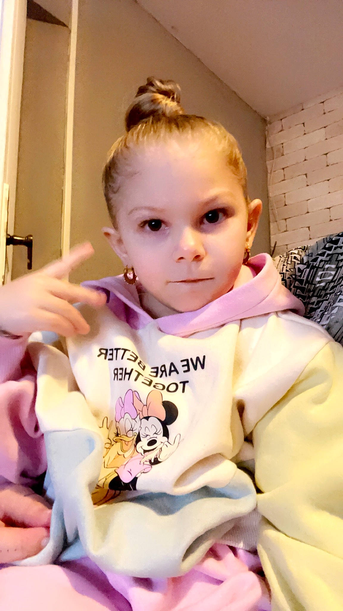 Inaya a rejoint le concours — aidez-le/la à gagner de superbes lots ! baby, baby_toddler_clothing, chair, cheek, chest, child, ear, eyebrow, eyelash, fashion_accessory, fun, fur, happy, jewellery, neck, person, sitting, skin, sleeve, t_shirt