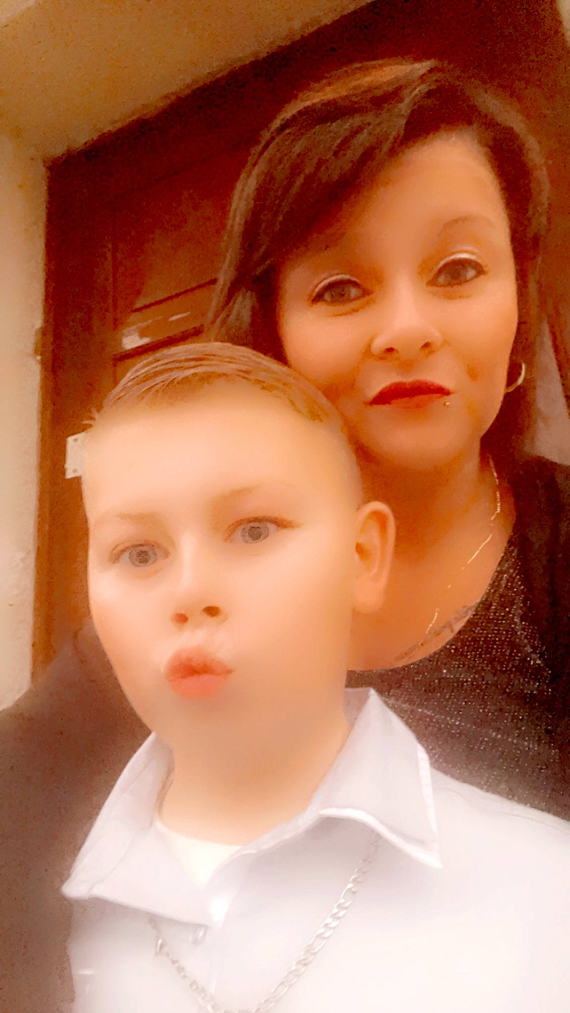 Tyron participe au concours pour gagner de l'argent avec cette photo : black_hair, blond, brown_hair, cheek, child, ear, eyebrow, eyelash, flash_photography, forehead, formal_wear, fun, gesture, happy, iris, lip, nose, person, selfie, skin