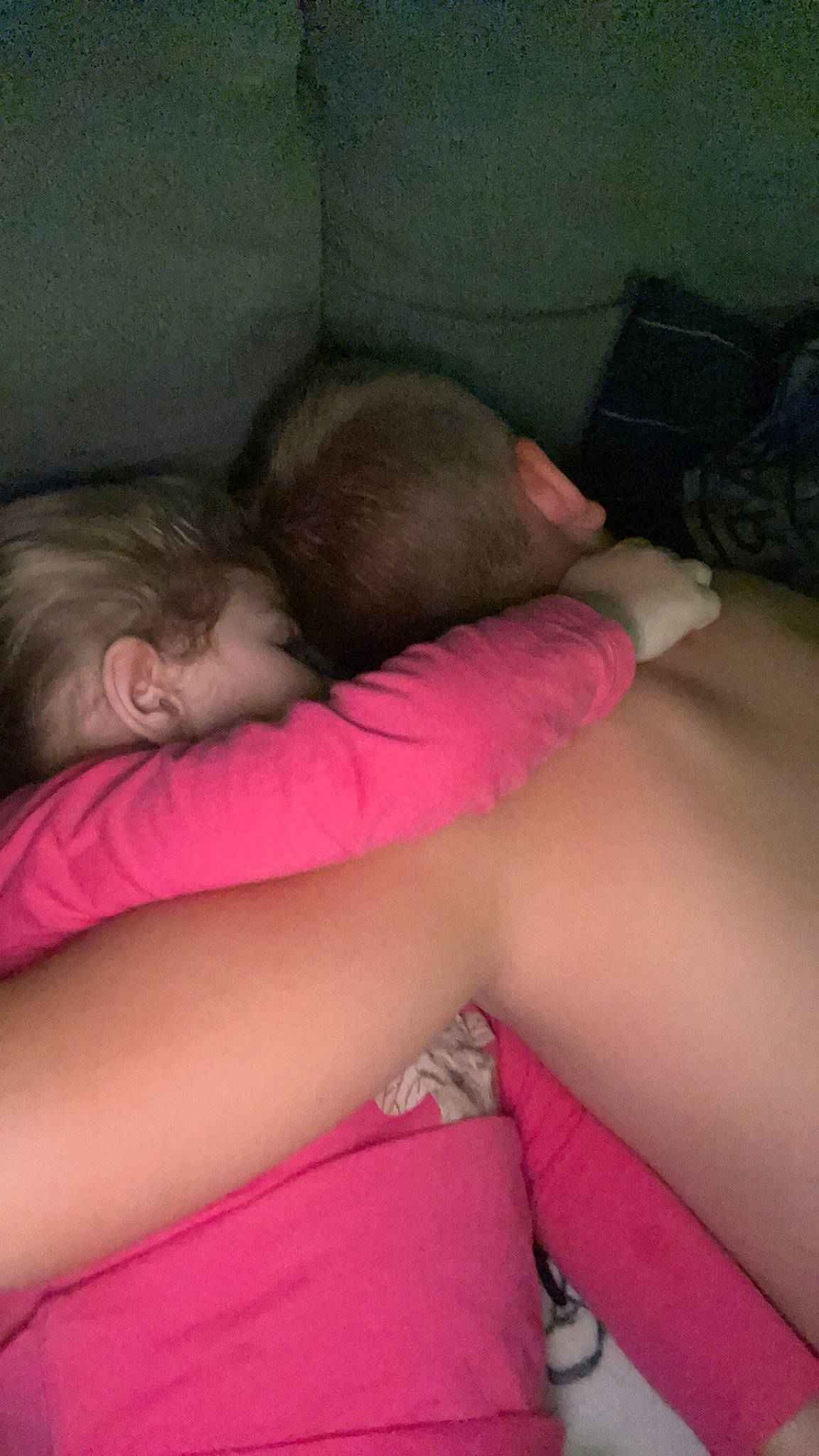 Tyron participe au concours pour gagner de l'argent avec cette photo : arm, child, comfort, elbow, finger, fun, gesture, happy, human_leg, joint, linens, magenta, mouth, muscle, neck, person, pink, shoulder, skin, thigh