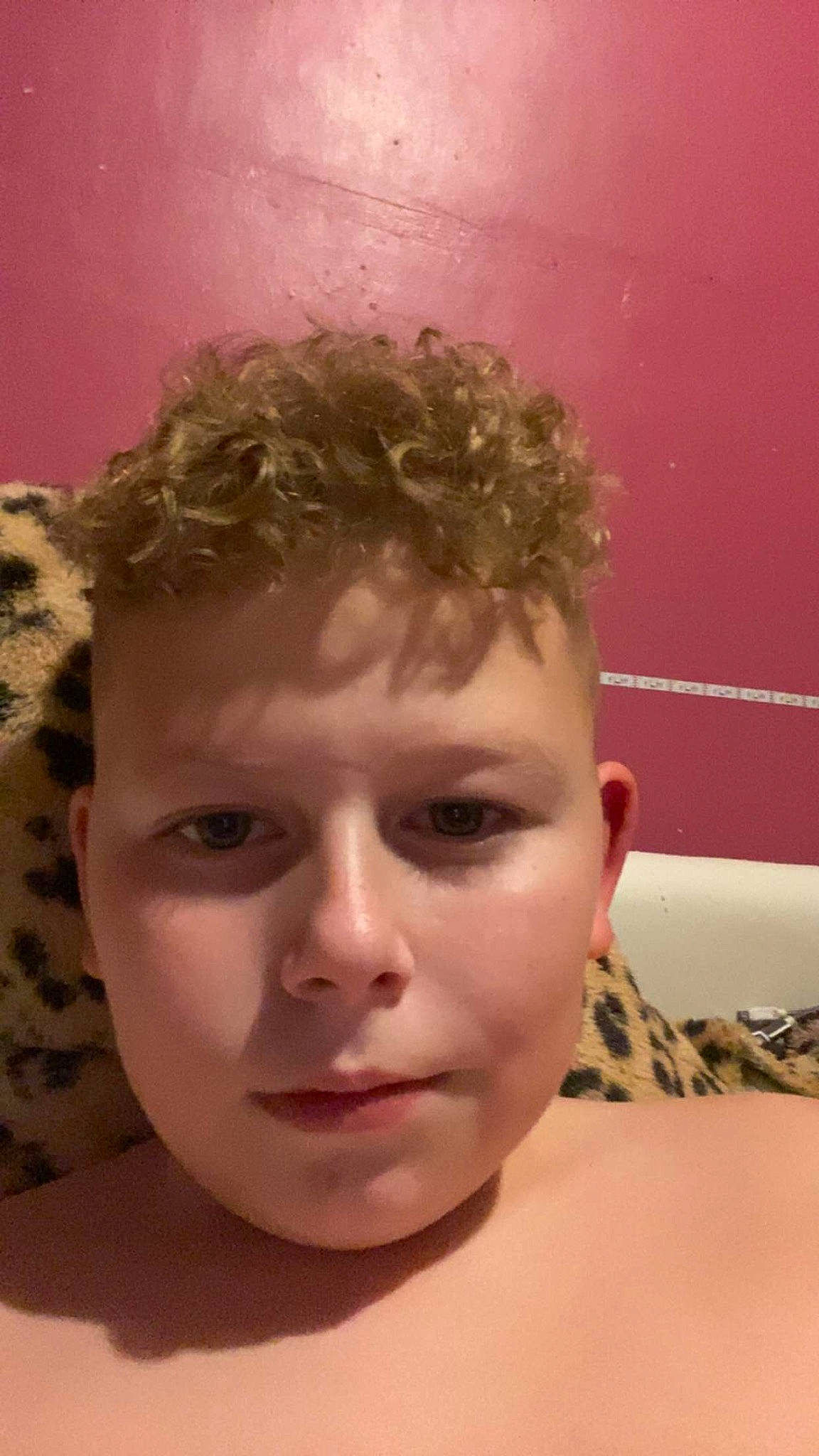 Tyron a rejoint le concours — aidez-le/la à gagner de superbes lots ! barechested, bathing, brown_hair, cheek, chest, child, crop, ear, eyebrow, eyelash, flesh, forehead, fun, gesture, happy, jaw, lip, nose, person, selfie