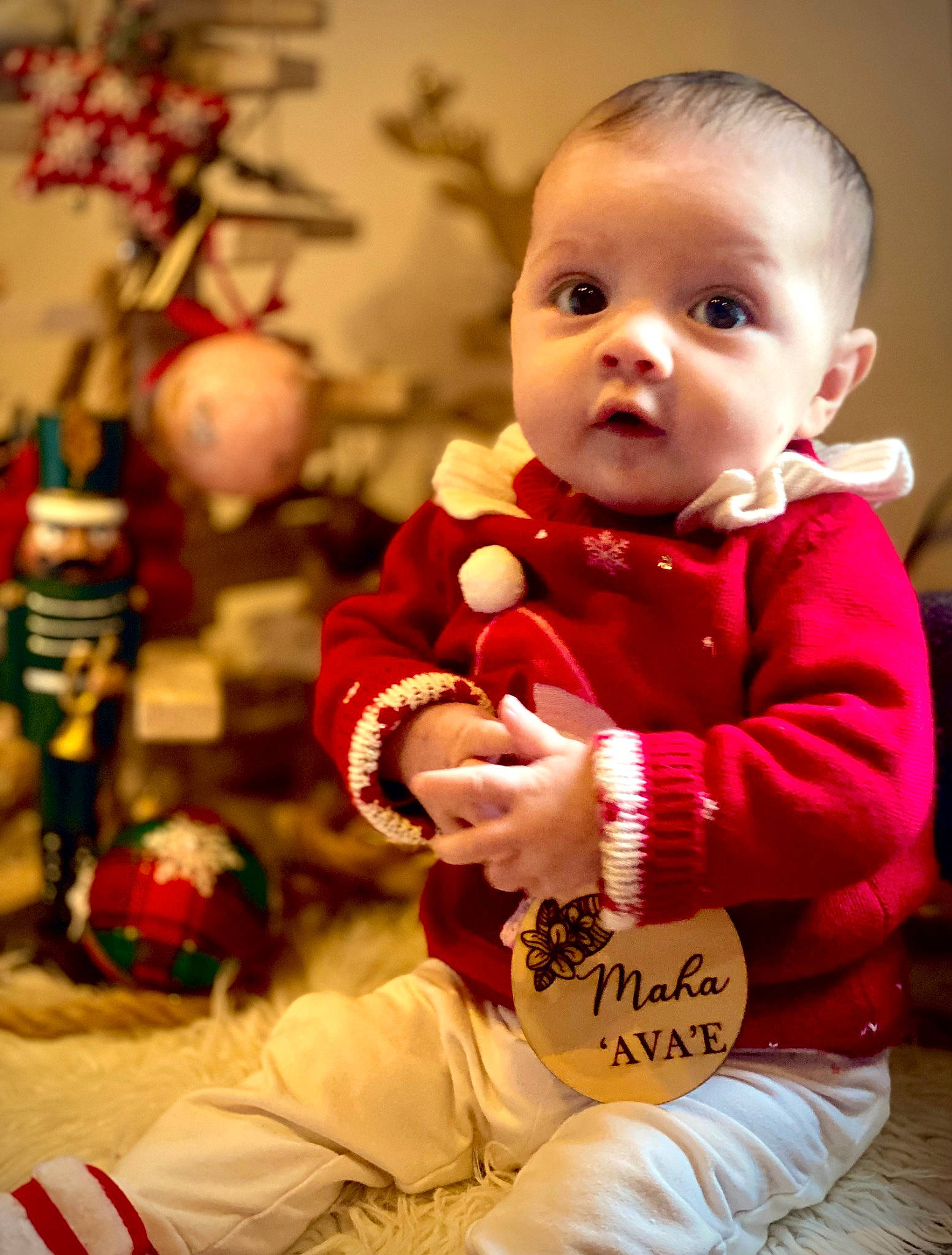 Arya a rejoint le concours — aidez-le/la à gagner de superbes lots ! baby, baby_toddler_clothing, cheek, child, christmas, christmas_decoration, christmas_eve, christmas_ornament, christmas_tree, event, happy, head, holiday, holiday_ornament, ornament, person, sitting, sleeve, standing, toddler