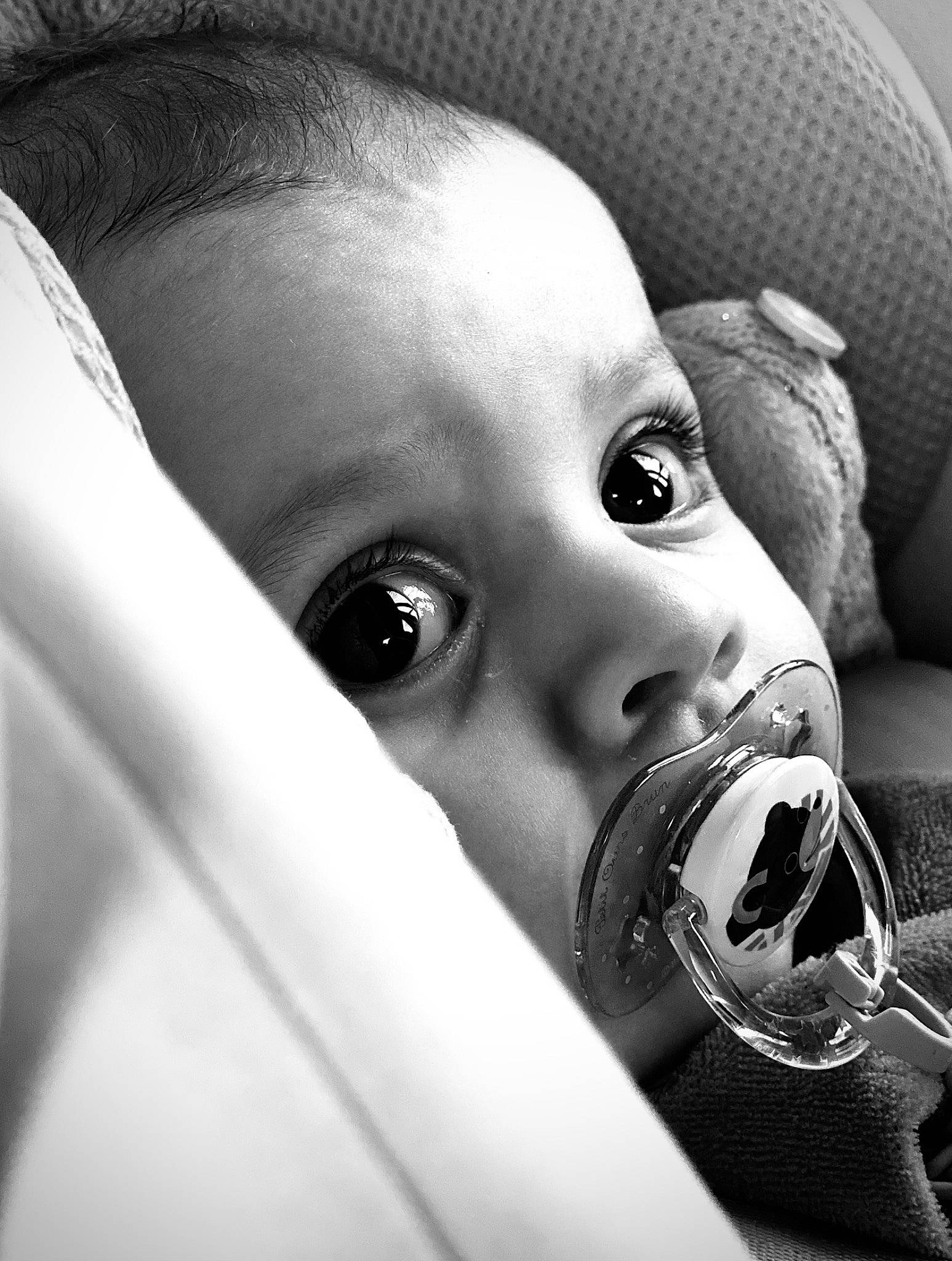 Arya participe au concours pour gagner de l'argent avec cette photo : baby, black_and_white, cheek, drinkware, ear, eye, eyebrow, eyelash, facial_expression, flash_photography, fluid, human_body, iris, jaw, lip, mouth, nose, person, skin, style