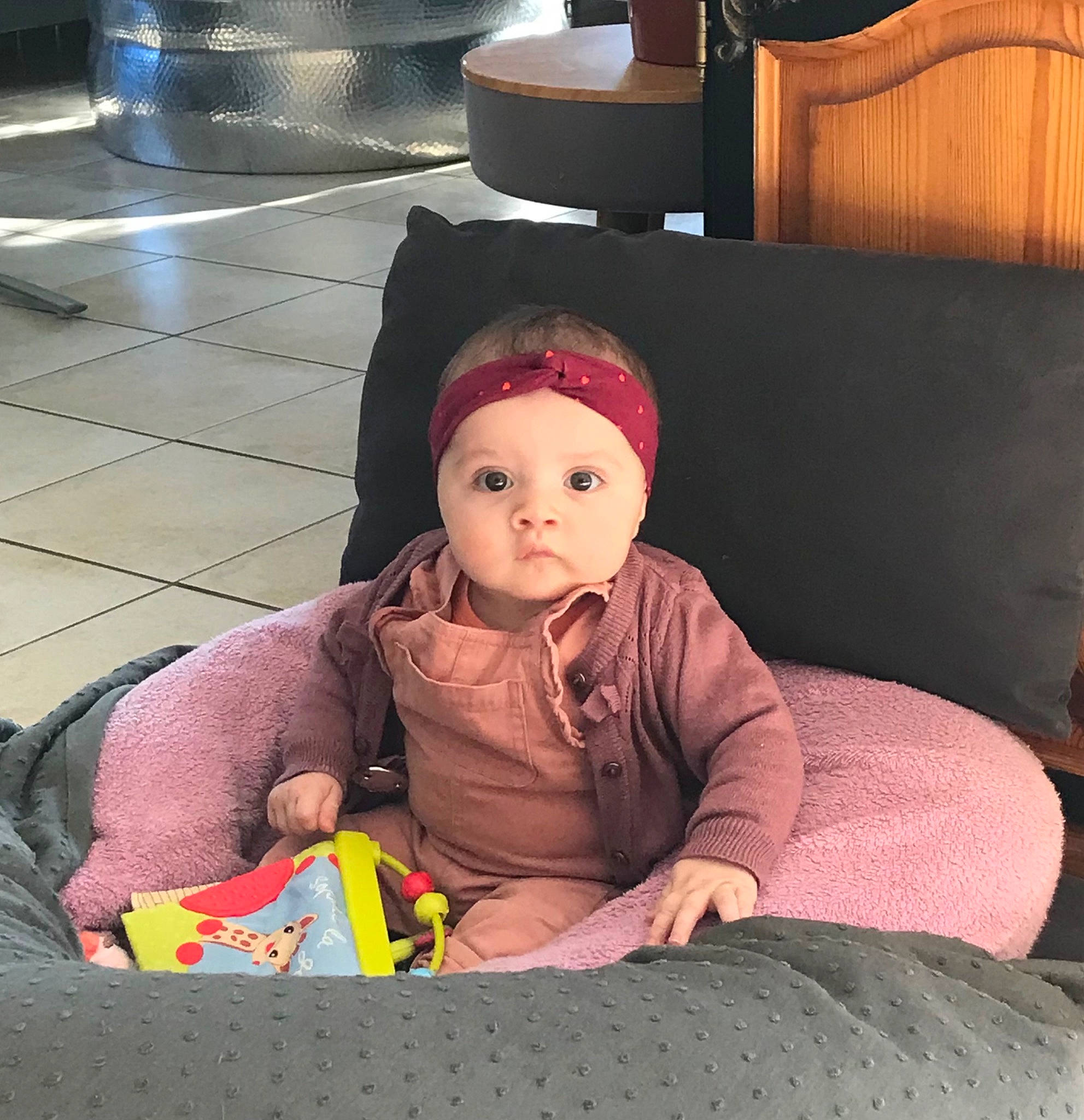 Arya participe au concours pour gagner de l'argent avec cette photo : baby, baby_toddler_clothing, beanie, cap, carmine, child, comfort, costume_hat, flooring, fun, headwear, lamp, lap, metal, person, room, sitting, square, toddler, vacation