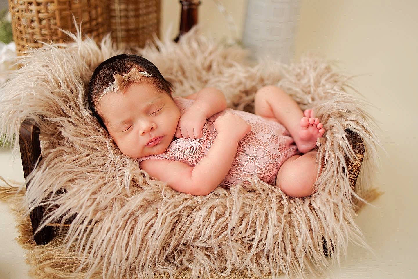 Elise is registered to the contest to win money with this photo: baby, baby_toddler_clothing, child, comfort, fashion_accessory, flash_photography, foot, fur, grass, happy, natural_material, pattern, person, portrait_photography, sitting, toddler, wood