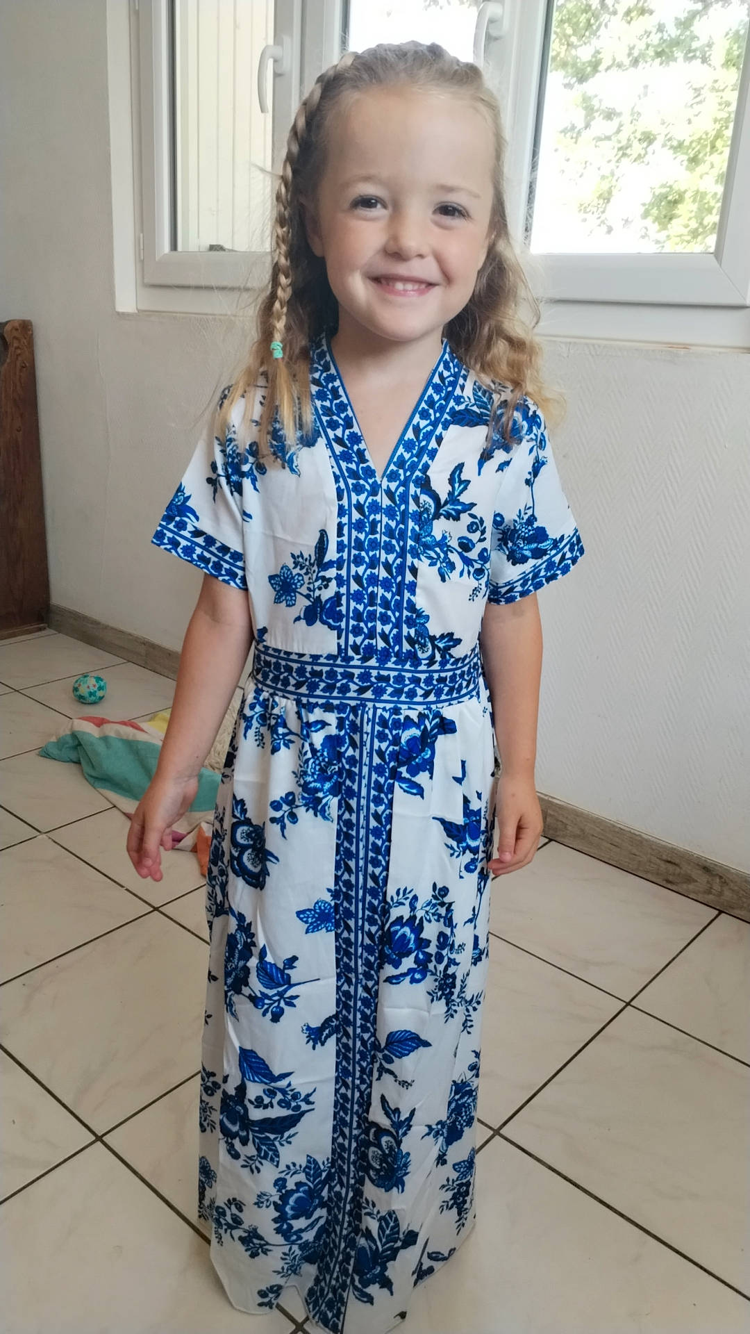 Zaïna participe au concours pour gagner de l'argent avec cette photo : arm, dress, electric_blue, eye, hair, hairstyle, happy, head, joint, joy, neck, outerwear, pattern, person, purple, shoulder, sleeve, smile, t_shirt, waist