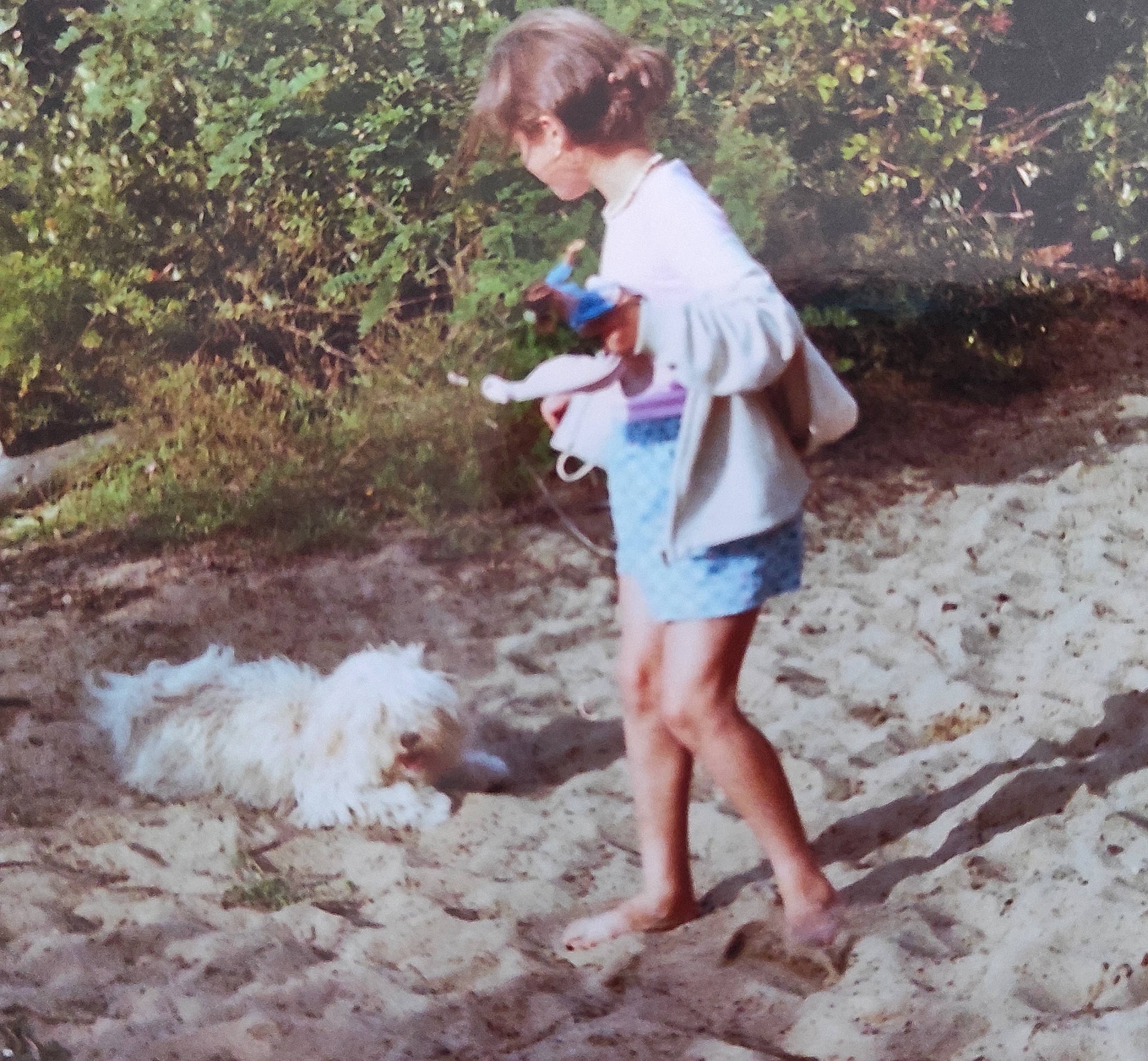 Bella participe au concours pour gagner de l'argent avec cette photo : barefoot, companion_dog, dog, foot, fun, grass, human_leg, leg, leisure, pattern, people_in_nature, plant, play, recreation, sleeve, soil, street_fashion, thigh, toddler, walking