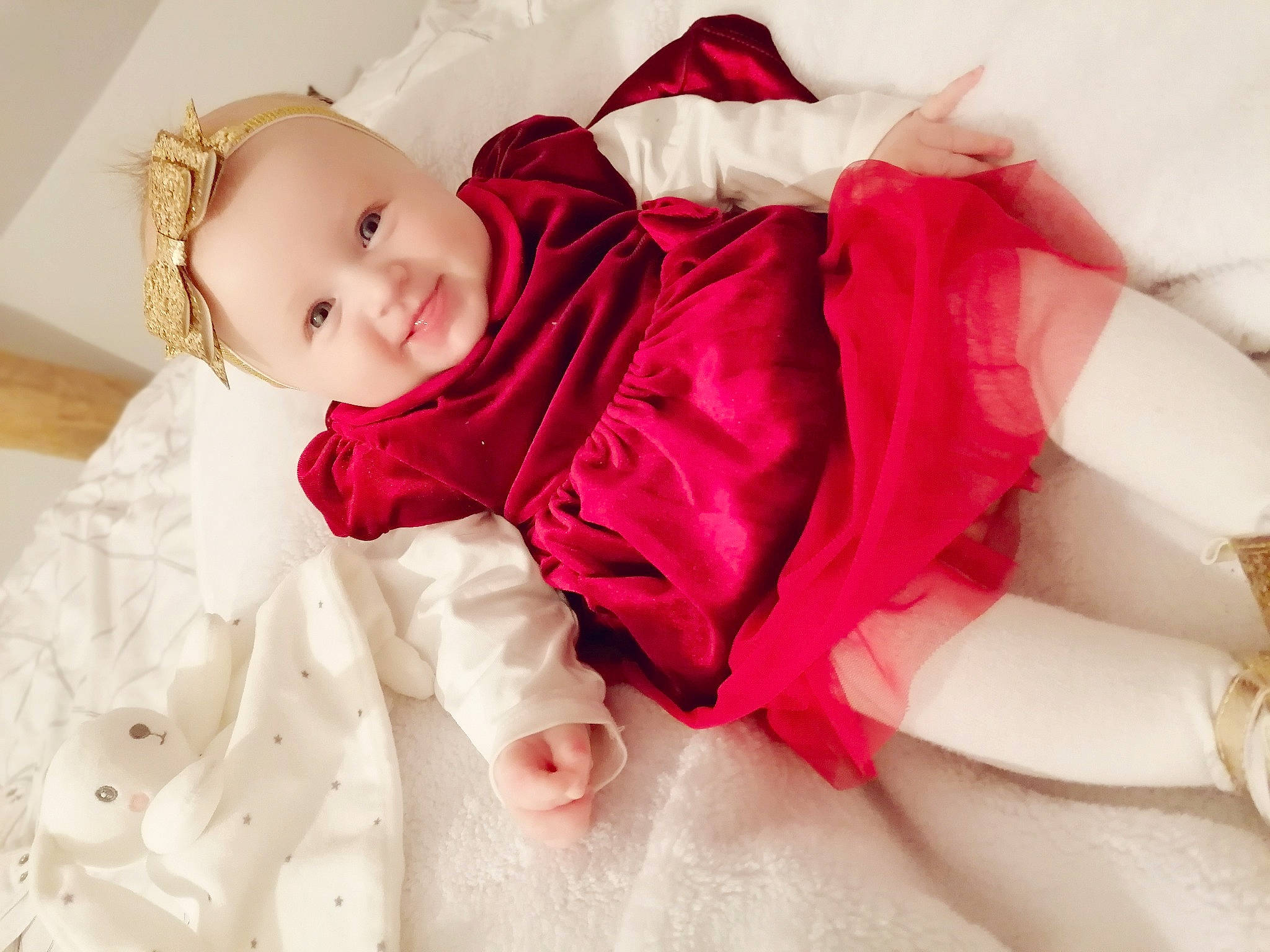 Maddy a rejoint le concours — aidez-le/la à gagner de superbes lots ! arm, baby, baby_toddler_clothing, carmine, child, comfort, dress, fashion_accessory, fur, happy, linens, lip, magenta, outerwear, person, pink, skin, sleeve, smile, textile