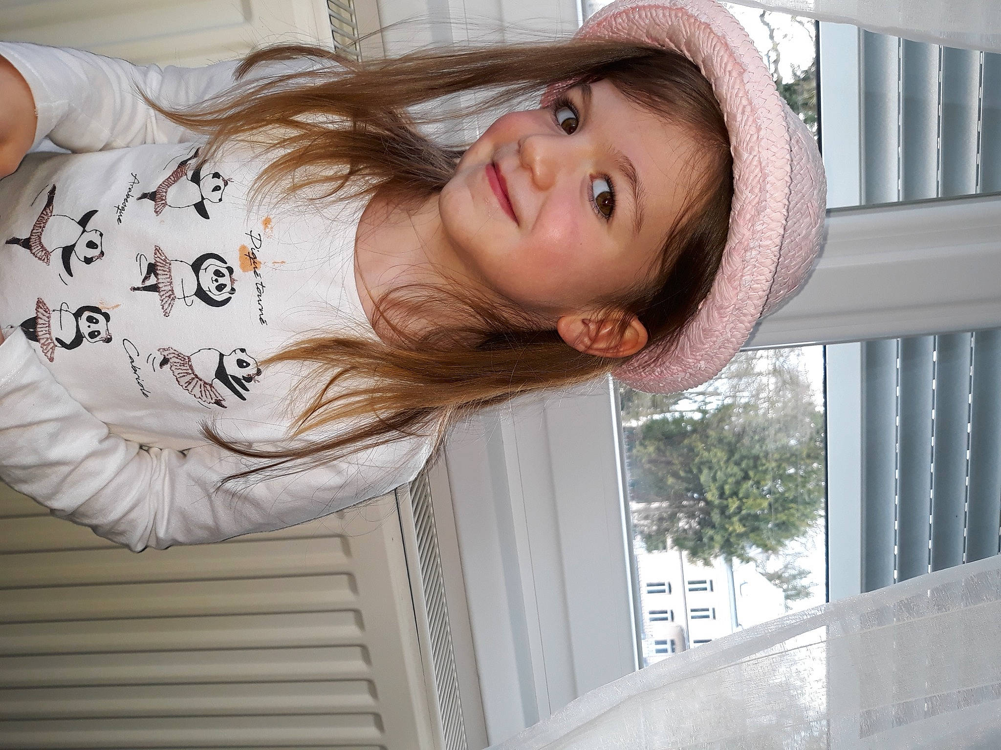 Anaë a rejoint le concours — aidez-le/la à gagner de superbes lots ! beauty, brown_hair, cap, comfort, elbow, eyelash, fashion_accessory, flash_photography, happy, hat, human_leg, joy, lip, person, portrait_photography, skin, sleeve, sun_hat, textile, thigh