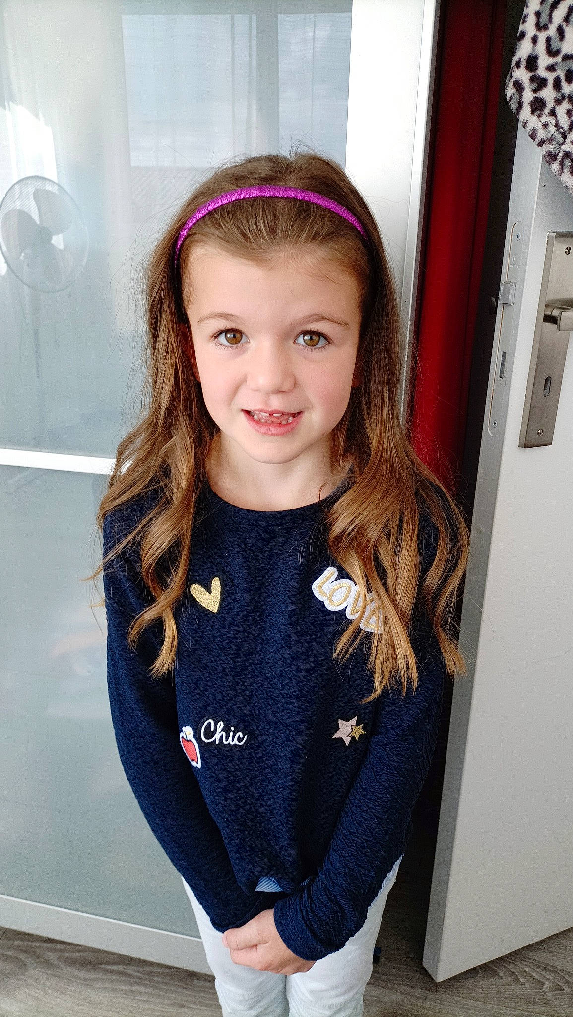 Anaë participe au concours pour gagner de l'argent avec cette photo : blond, brown_hair, electric_blue, event, eyebrow, eyelash, fashion_accessory, fashion_design, fun, hair, hairstyle, happy, iris, joy, lip, long_hair, person, skin, sleeve, smile