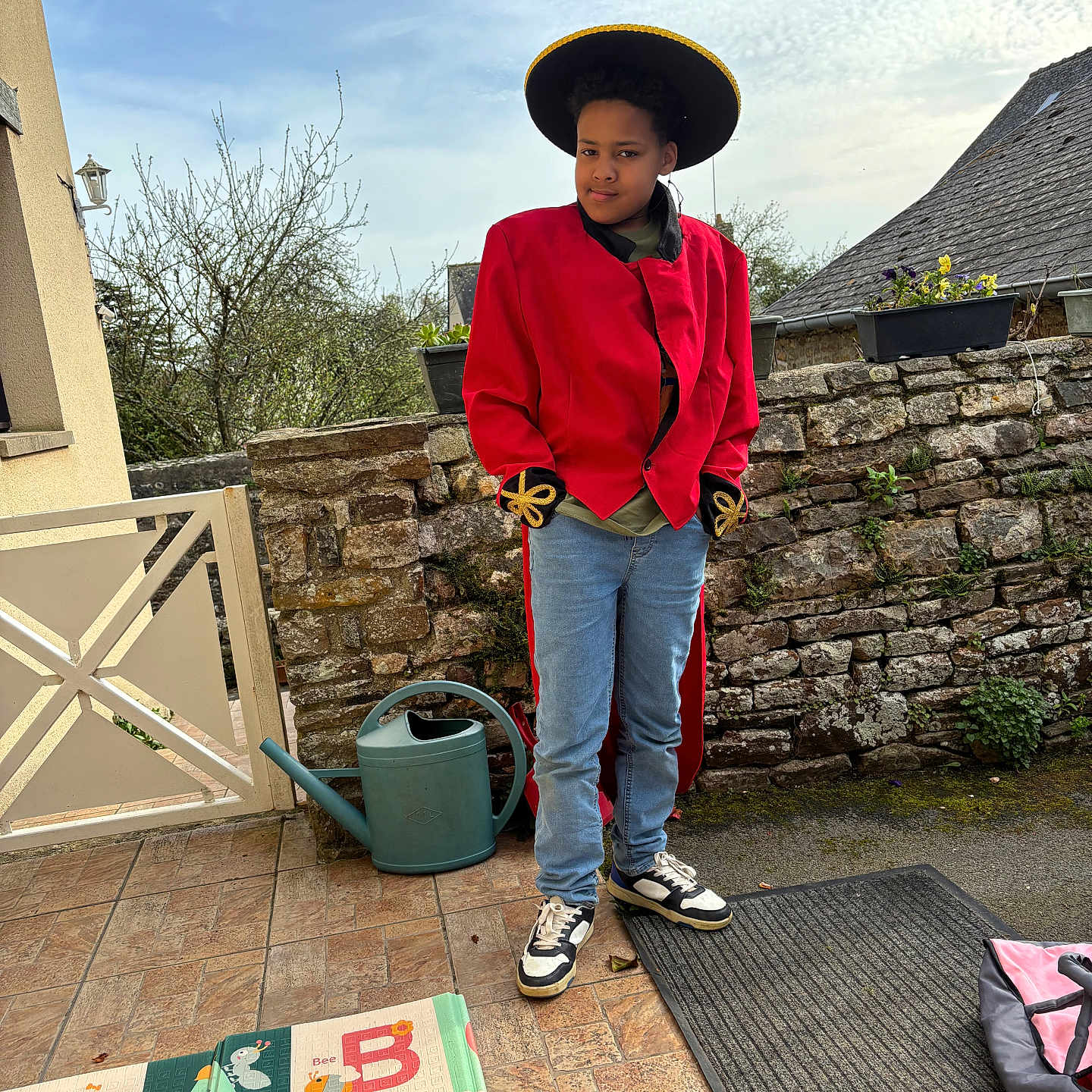 Mavin Chris Uriel a rejoint le concours — aidez-le/la à gagner de superbes lots ! accessories, bag, boy, child, clothing, footwear, glove, handbag, hat, jeans, lamp, longsleeve, male, pants, path, person, shoe, sleeve, sunhat, walkway
