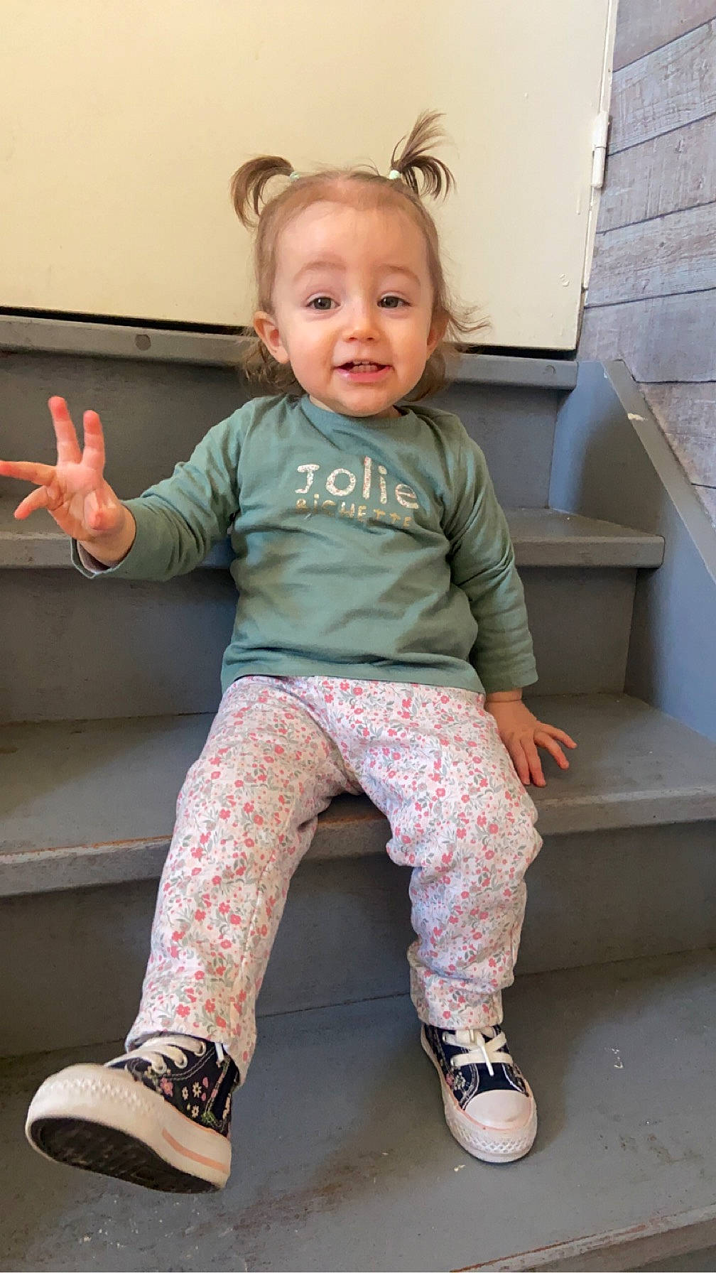 Laony a rejoint le concours — aidez-le/la à gagner de superbes lots ! baby_toddler_clothing, cheek, child, gesture, happy, head, joint, joy, knee, leg, neck, person, photograph, pink, shoe, sleeve, smile, snapshot, standing, thigh