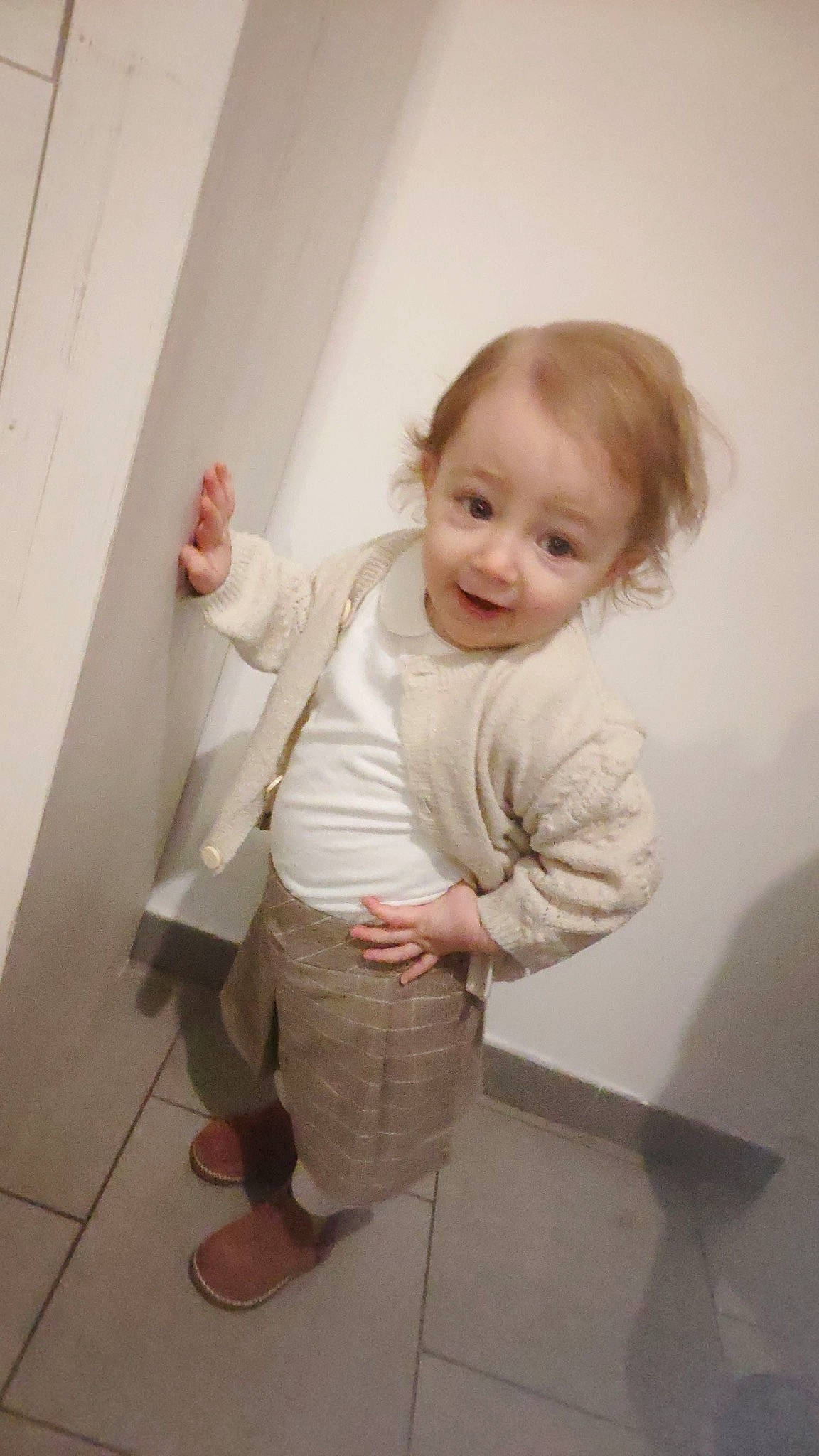 Laony a rejoint le concours — aidez-le/la à gagner de superbes lots ! baby, baby_toddler_clothing, cheek, child, dress_shirt, flooring, foot, gesture, happy, human_leg, knee, leg, nose, person, room, sandal, sleeve, smile, thumb, toddler