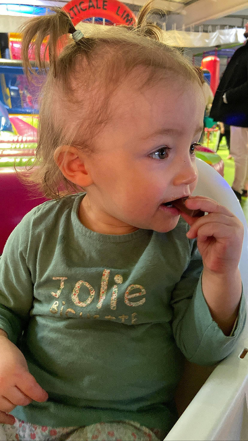 Laony participe au concours pour gagner de l'argent avec cette photo : baby, chair, cheek, chin, cool, ear, facial_expression, fun, gesture, grass, hair, hairstyle, head, iris, mammal, nose, person, skin, summer, toddler