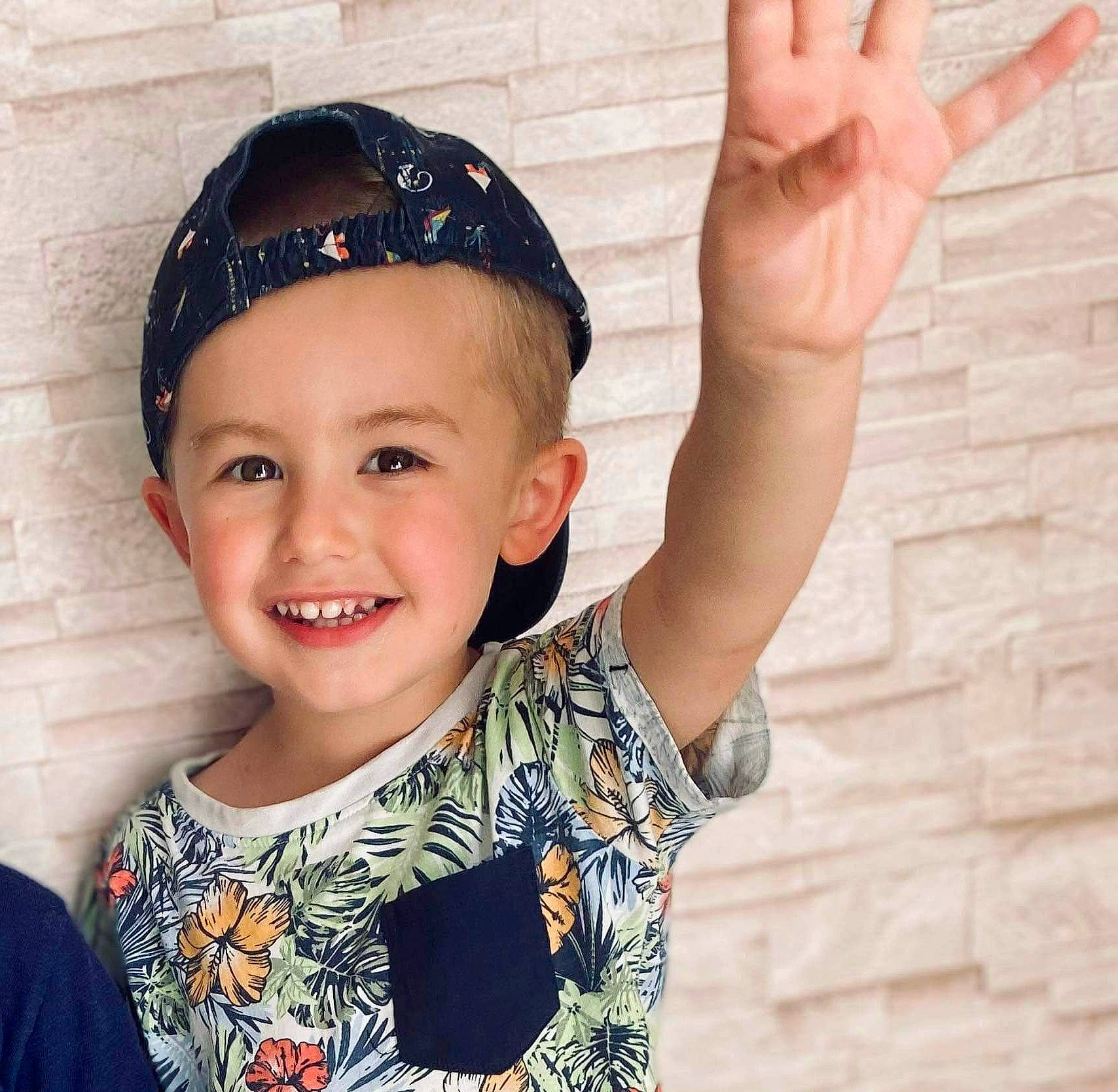 Maëron a rejoint le concours — aidez-le/la à gagner de superbes lots ! baby_toddler_clothing, cap, child, chin, cool, facial_expression, finger, gesture, hairstyle, hand, happy, head, joy, neck, organ, person, skin, sleeve, smile, standing