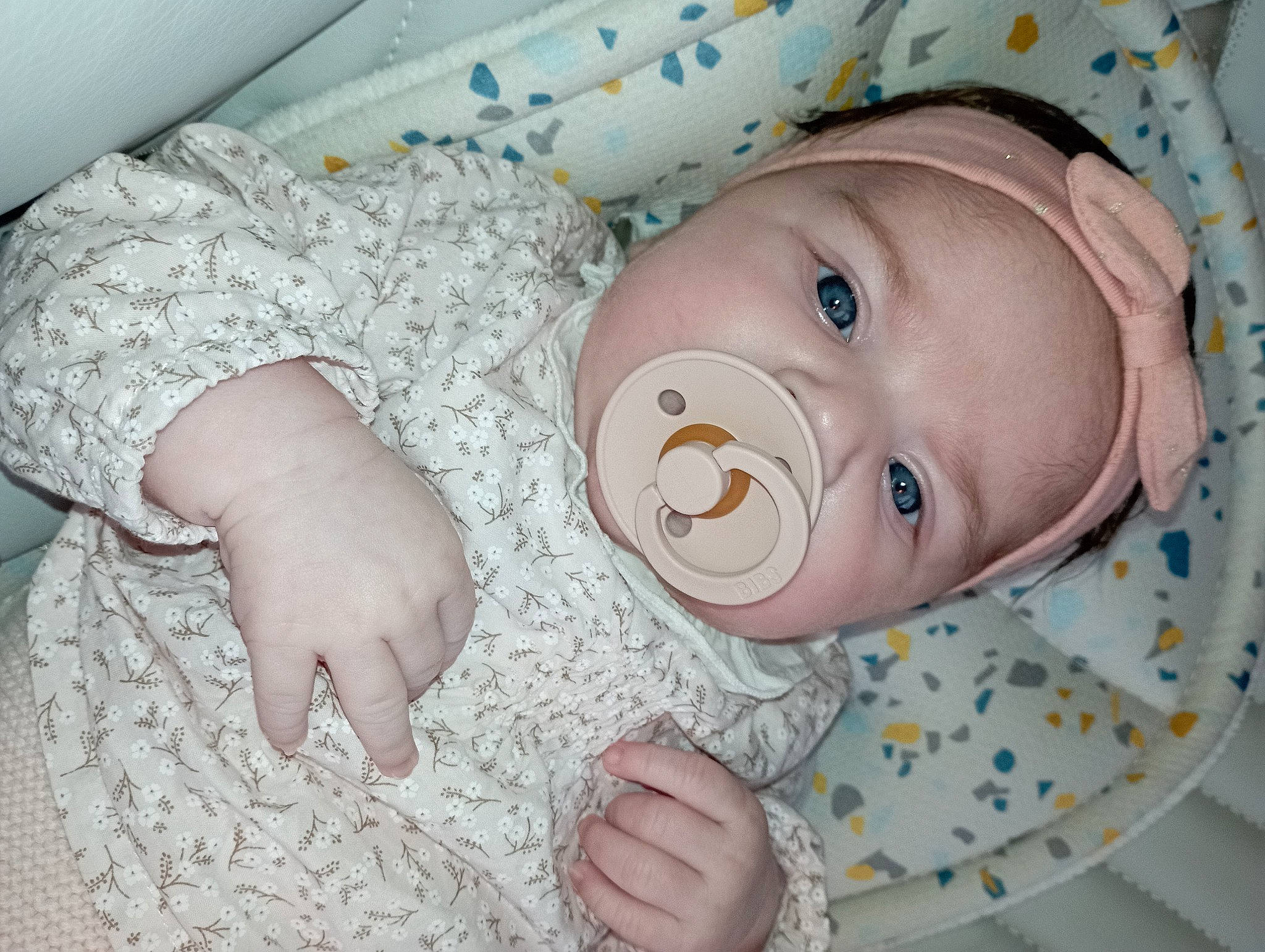 Emie a rejoint le concours — aidez-le/la à gagner de superbes lots ! baby, baby_products, baby_safety, baby_toddler_clothing, cheek, child, comfort, linens, mammal, pattern, person, skin, textile, thumb, toddler, white