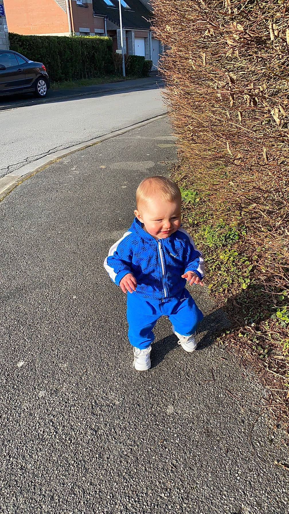 Sohan a rejoint le concours — aidez-le/la à gagner de superbes lots ! asphalt, baby, baby_toddler_clothing, child, city, denim, electric_blue, flooring, grass, human_settlement, landscape, lawn, people_in_nature, person, plant, public_space, road_surface, sidewalk, soil, toddler