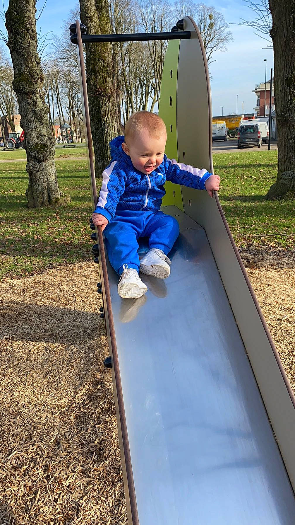 Sohan a rejoint le concours — aidez-le/la à gagner de superbes lots ! baby, baby_toddler_clothing, chute, city, electric_blue, fun, grass, leisure, outdoor_play_equipment, people_in_nature, person, plant, playground, playground_slide, public_space, recreation, shade, sky, toddler, tree