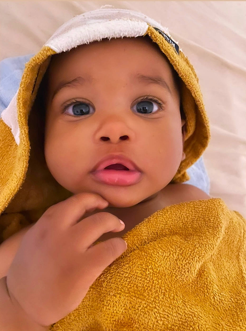 Soann a rejoint le concours — aidez-le/la à gagner de superbes lots ! baby, cap, cheek, chin, eye, eyebrow, eyelash, face, finger, flash_photography, gesture, happy, iris, lip, nose, outerwear, person, skin, smile, textile