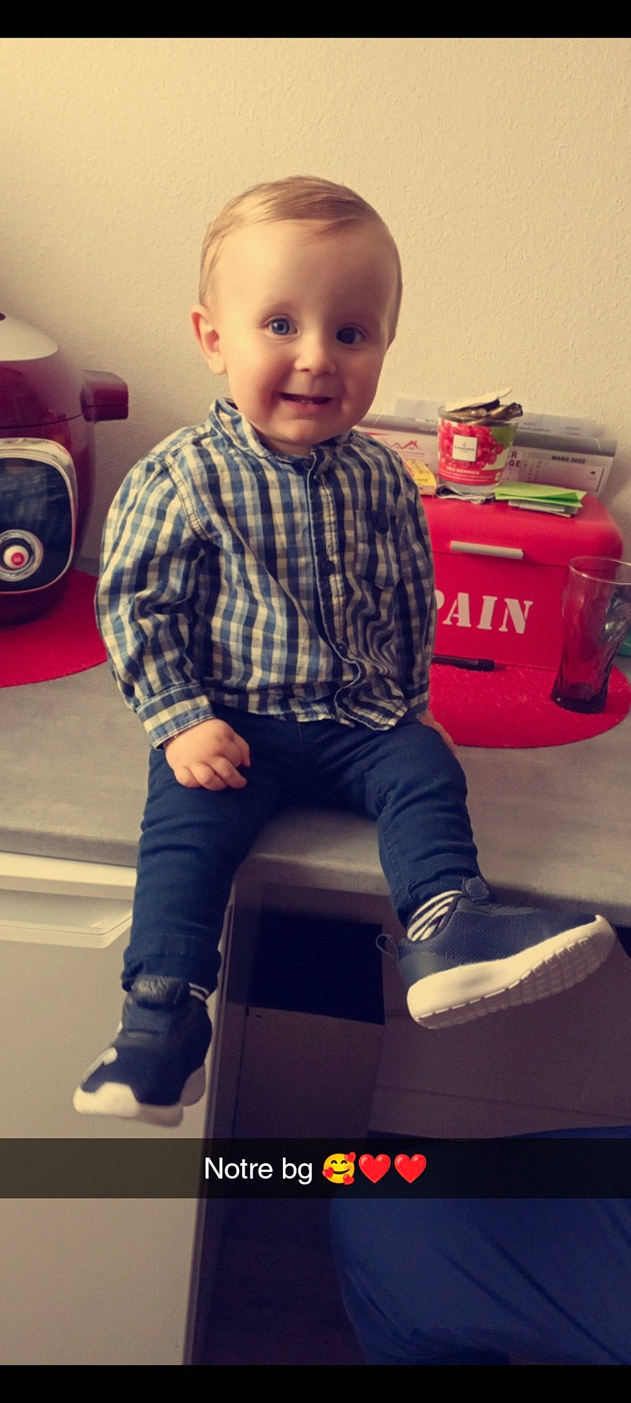 Thélio participe au concours pour gagner de l'argent avec cette photo : baby, baby_toddler_clothing, carmine, cheek, child, cool, electric_blue, face, flooring, fun, hairstyle, happy, head, person, photograph, sitting, smile, standing, t_shirt, tire