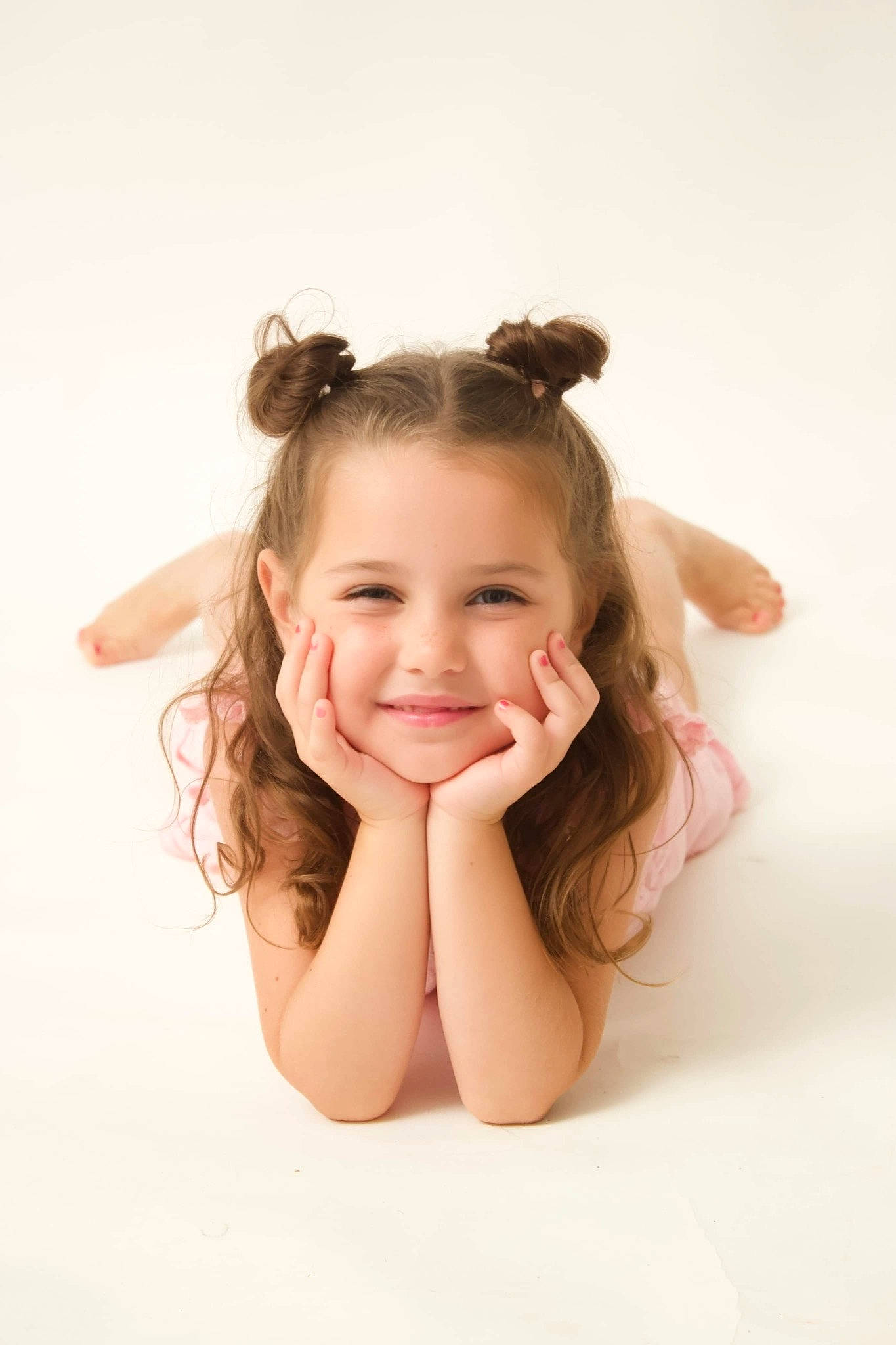 Zélie participe au concours pour gagner de l'argent avec cette photo : arm, baby_toddler_clothing, blond, cheek, ear, eyebrow, eyelash, flash_photography, gesture, happy, headpiece, human_leg, iris, joy, lip, long_hair, neck, person, skin, sleeve