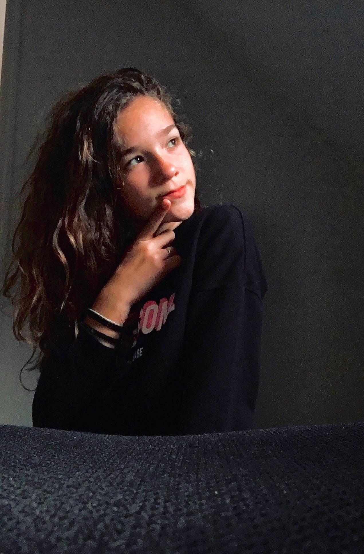 Anissa participe au concours pour gagner de l'argent avec cette photo : beard, blond, brown_hair, cheek, chin, darkness, eyebrow, eyewear, facial_expression, facial_hair, flash_photography, fun, gesture, jaw, lip, long_hair, mouth, person, shoulder, sitting