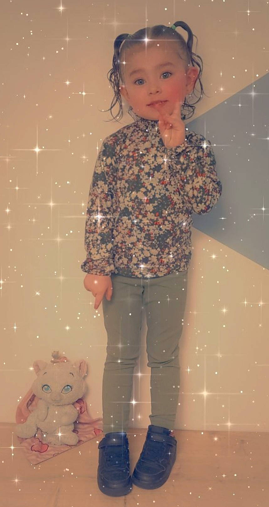 Leïla a rejoint le concours — aidez-le/la à gagner de superbes lots ! electric_blue, entertainment, event, fashion_design, flash_photography, flooring, fun, hair, happy, pattern, performance, performing_arts, person, pink, portrait_photography, thigh, toddler, toy, winter