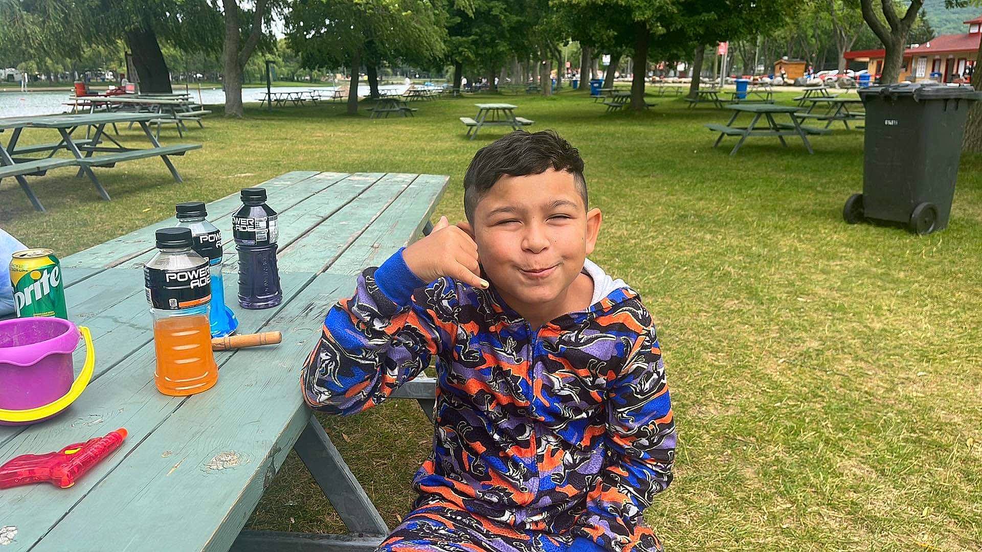 Enzo participe au concours pour gagner de l'argent avec cette photo : bench, chair, child, city, electric_blue, event, fun, grass, happy, human_settlement, joy, lawn, leisure, person, plant, recreation, smile, summer, t_shirt, table