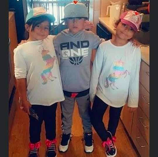 Enzo participe au concours pour gagner de l'argent avec cette photo : baseball_cap, cap, cool, eyewear, footwear, friendship, fun, happy, hat, headgear, headwear, joy, leisure, person, shorts, sleeve, smile, snapshot, sneakers, sportswear