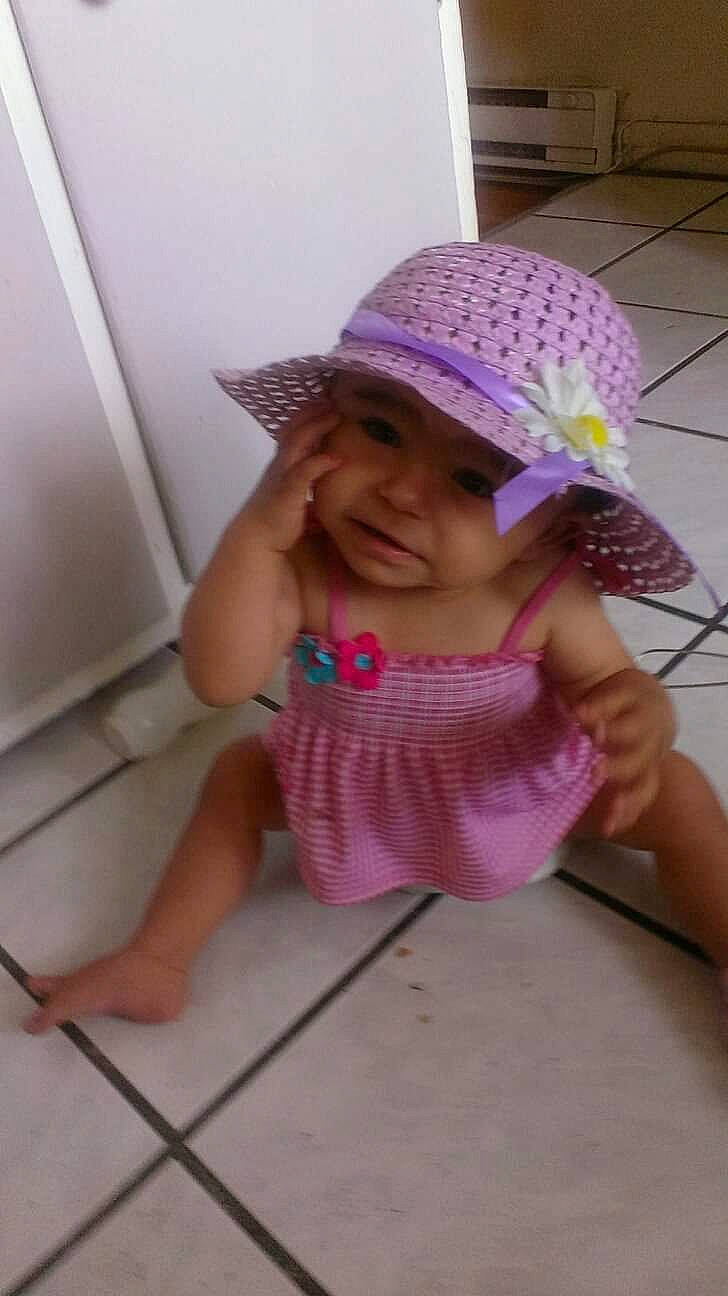 Rosalie a rejoint le concours — aidez-le/la à gagner de superbes lots ! baby, baby_toddler_clothing, cap, child, fashion_accessory, flooring, fun, happy, hat, headwear, magenta, pattern, person, pink, purple, room, skin, sleeve, smile, sun_hat