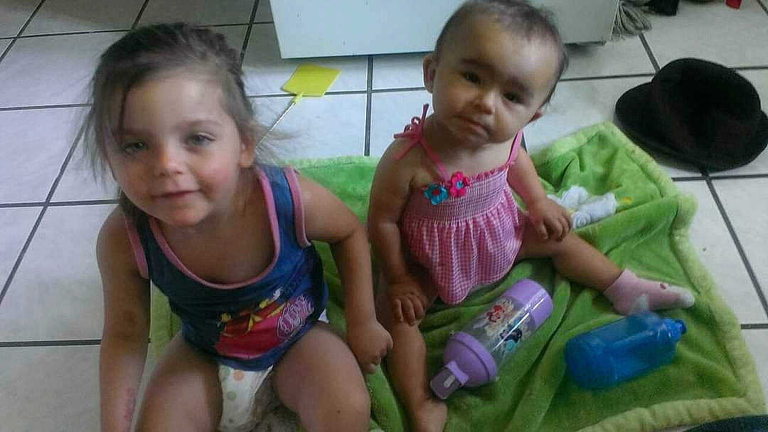 Rosalie participe au concours pour gagner de l'argent avec cette photo : baby, baby_toddler_clothing, cheek, chest, child, face, fun, happy, head, human_leg, joy, leg, leisure, person, plastic_bottle, room, sharing, sitting, skin, thigh