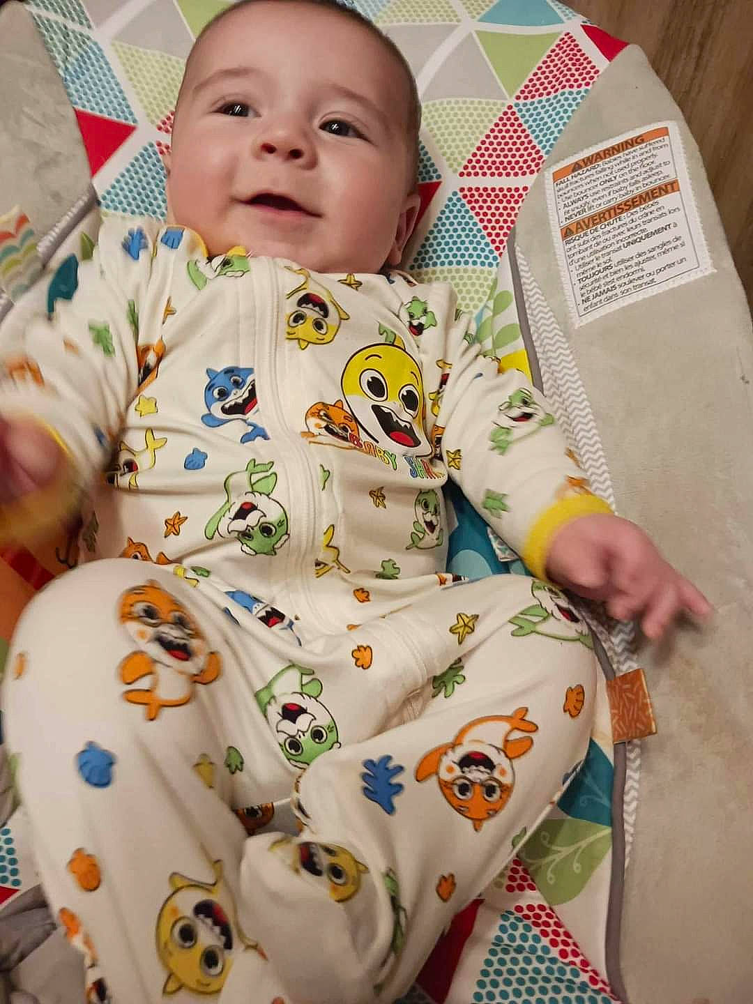 Loudovik participe au concours pour gagner de l'argent avec cette photo : baby, baby_products, baby_safety, baby_toddler_clothing, chair, child, collar, comfort, face, happy, linens, nightwear, pattern, person, play, sitting, skin, sleeve, smile, t_shirt