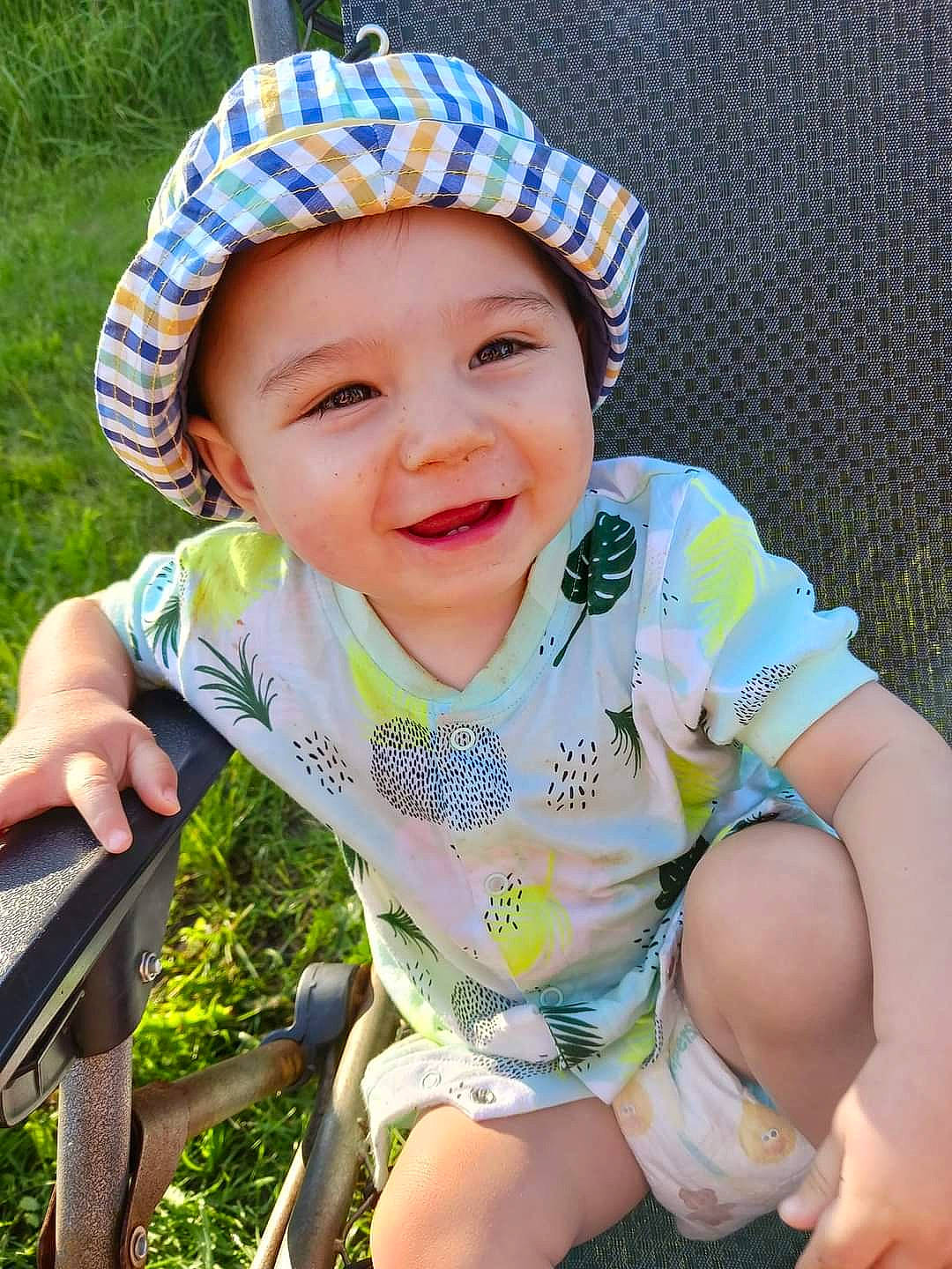 Loudovik participe au concours pour gagner de l'argent avec cette photo : baby, baby_toddler_clothing, blue, cap, child, cool, electric_blue, eye, facial_expression, fashion_accessory, fun, grass, happy, headwear, joy, leisure, people_in_nature, person, skin, sleeve